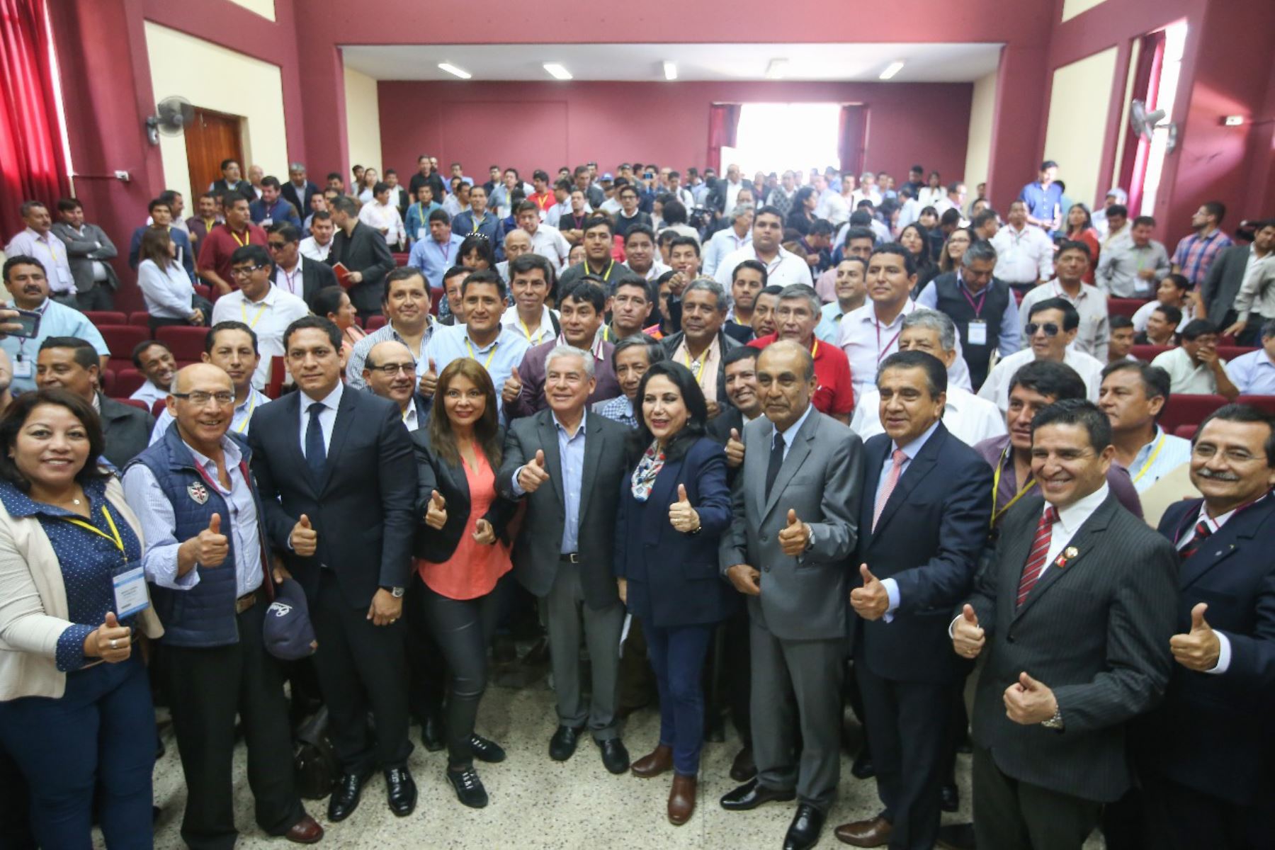 La ministra Liliana La Rosa se reunió hace unos días con 125 alcaldes electos de los distritos más necesitados del Perú, como parte de la transferencia de gestión a las nuevas autoridades regionales y locales para el periodo 2019-2022.