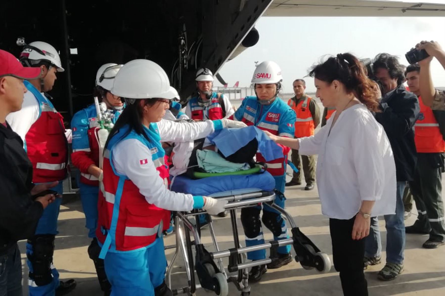 La ministra Silvia Pessah recibió en el Grupo Aéreo N° 8 a los dos menores de edad que resultaron heridos de gravedad producto del accidente vehicular en Chachapoyas.