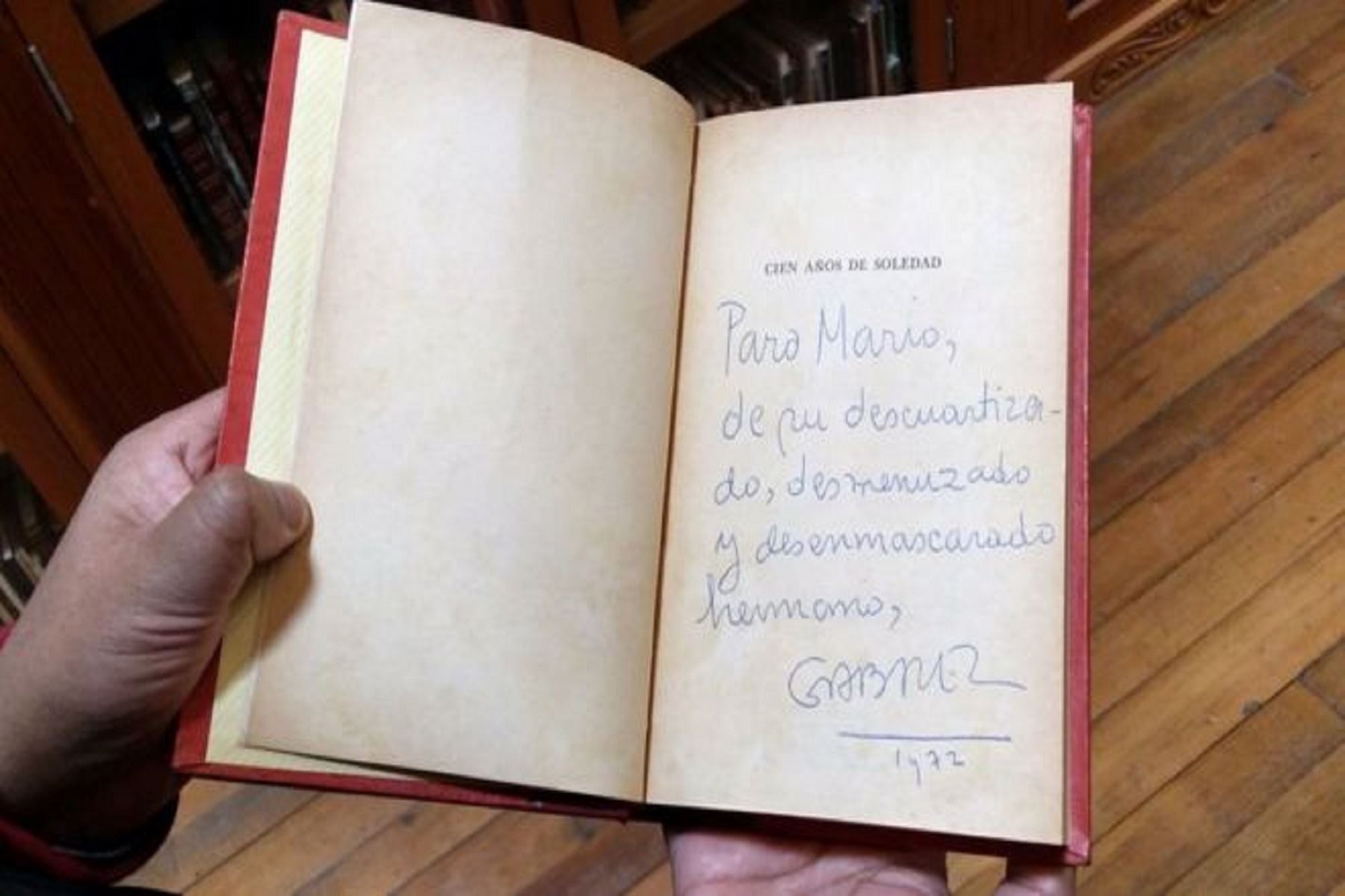 Libro Cien Años de Soledad dedicado por  Gabriel García Márquez a  Vargas Llosa Foto: Enrique Zavala BBC Mundo.