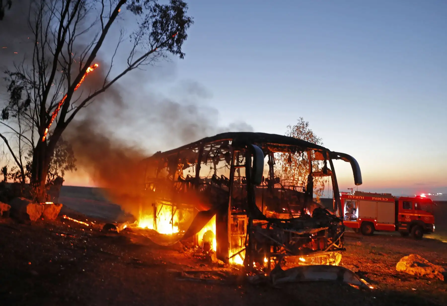 Una fotografía muestra un autobús incendiado luego de que un cohete disparó desde la Franja de Gaza, en la frontera entre Israel y Gaza cerca del kibbutz de Kfar Aza. - El ejército de Israel lo dijo. estaba llevando a cabo ataques aéreos "a lo largo de la Franja de Gaza" después del lanzamiento de cohetes desde el enclave palestino hacia su territorio. AFP