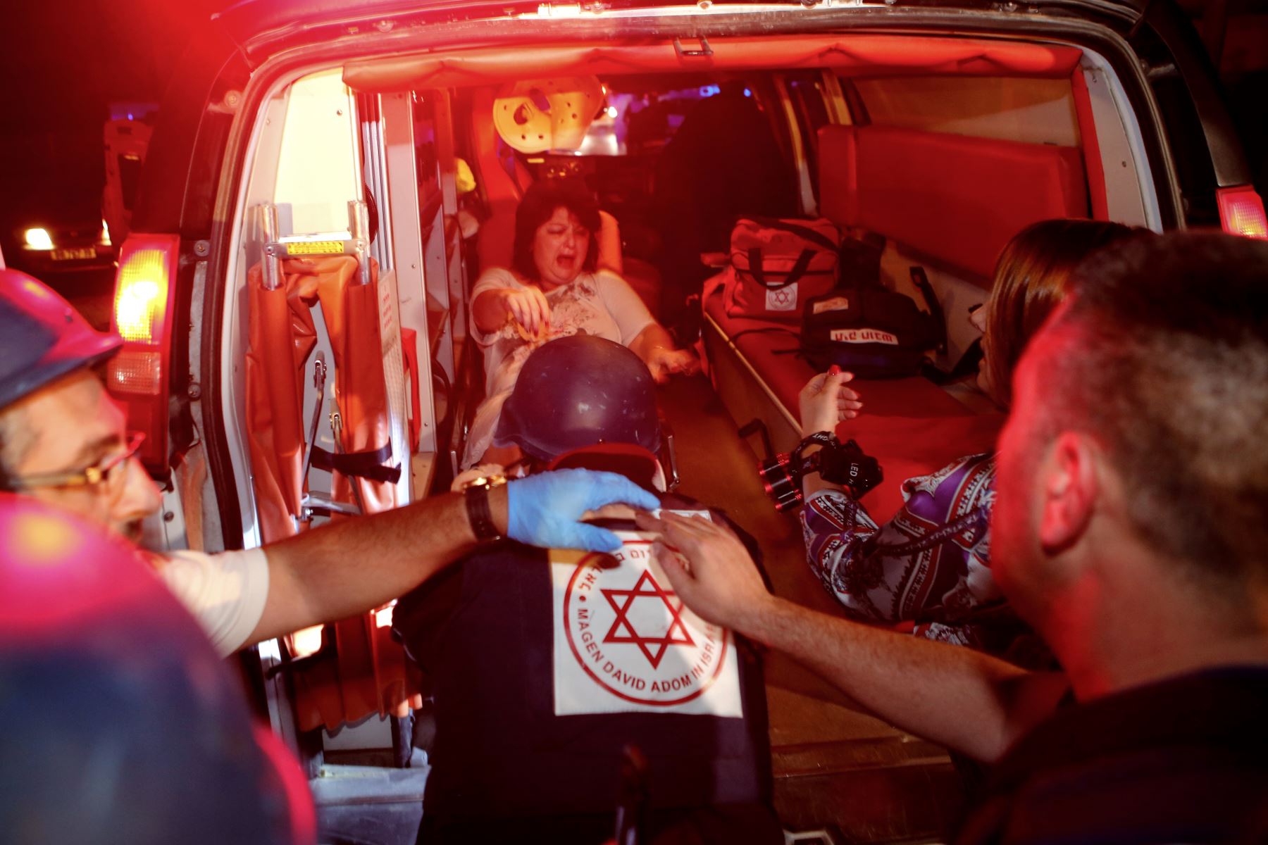 Una mujer israelí lesionada, evacuada de su apartamento que fue incendiada luego de ser golpeada por un cohete disparado desde la Franja de Gaza, llega al hospital en una ambulancia, en la ciudad israelí de Ashkelon. Israel El ejército dijo que estaba llevando a cabo ataques aéreos "a lo largo de la Franja de Gaza" después del lanzamiento de cohetes desde el enclave palestino hacia su territorio. AFP
