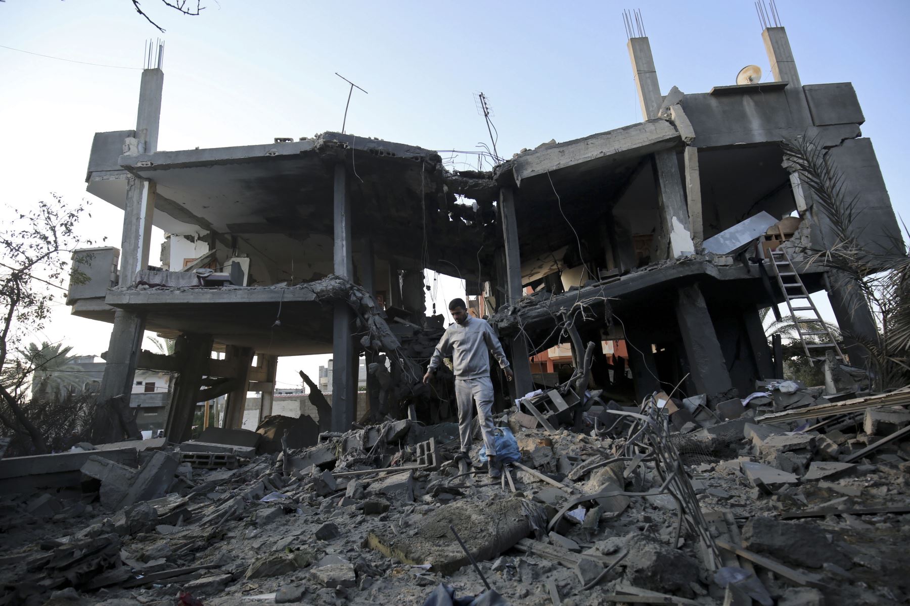 Una fotografíamuestra una bola de fuego sobre el edificio que alberga la estación de televisión de Al-Aqsa de Hamas en la Franja de Gaza durante un ataque aéreo israelí. - Los ataques aéreos israelíes en Gaza mataron a tres palestinos y destruyeron un edificio de Hamas TV el 12 de noviembre después de un bombardeo de cohetes desde el enclave, ya que la violencia renovada amenazaba con descarrilar los esfuerzos para poner fin a meses de disturbios.  AFP