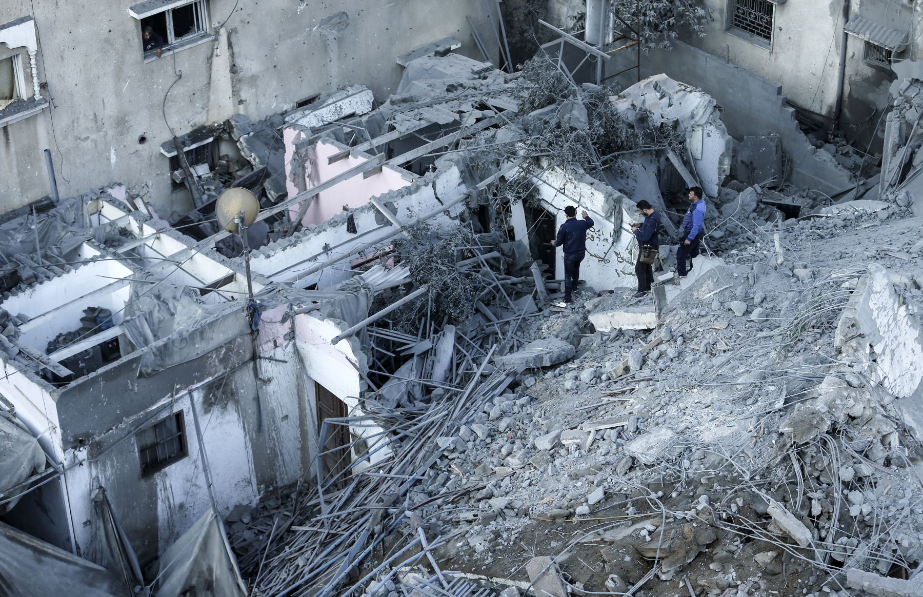 Los palestinos inspeccionan los daños en un vecindario residencial en la ciudad de Gaza a principios del 13 de noviembre de 2018, luego de los ataques aéreos israelíes contra el área durante la noche. - El avión de Israel impactó en Gaza el 12 de noviembre, matando a tres palestinos e hiriendo a nueve después de un bombardeo de cohetes en su territorio desde el enclave. El estallido se produjo después de una operación letal de las fuerzas especiales israelíes en la Franja de Gaza el fin de semana que dejó a