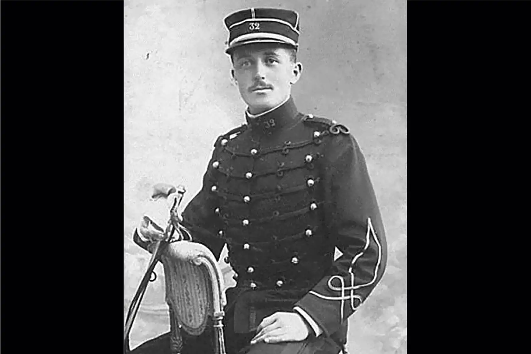 La embajada de Francia en Perú muestra al teniente francés François Aubry (1879-1914). El primer regimiento de artillería de Francia envió una delegación a Perú para honrar al teniente francés François Aubry, uno de los 10 millones de soldados muertos durante la Primera Guerra Mundial. El homenaje se llevará a cabo en la entrada de la mina Huarón, que Aubry estaba gestionando antes de partir hacia el conflicto bélico, ubicada en la región andina de Cerro de Pasco, a 300 km al noreste de Lima. Foto: AFP.