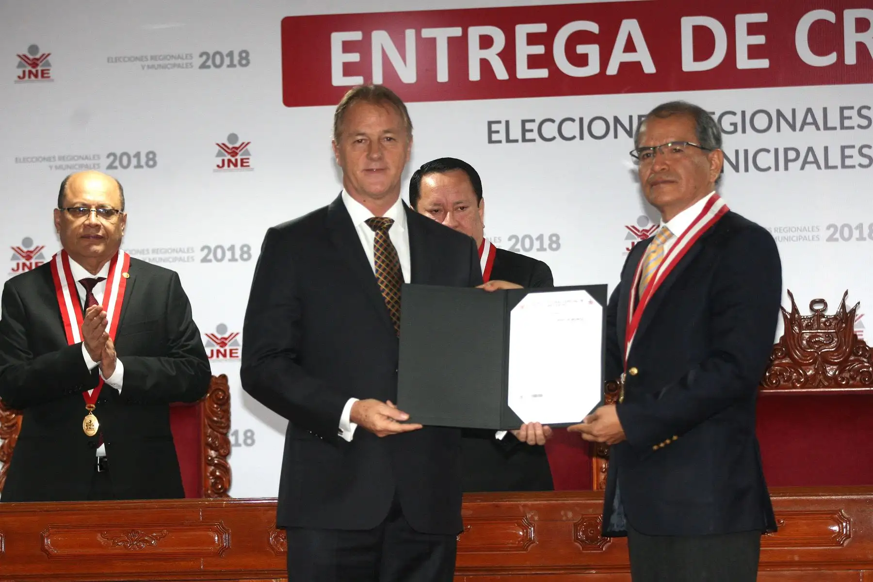 Jurado Nacional de Elecciones  hace entrega de credenciales  al alcalde electo de Lima Metropolitana, Jorge Muñoz Wells.Foto: ANDINA/Héctor Vinces.