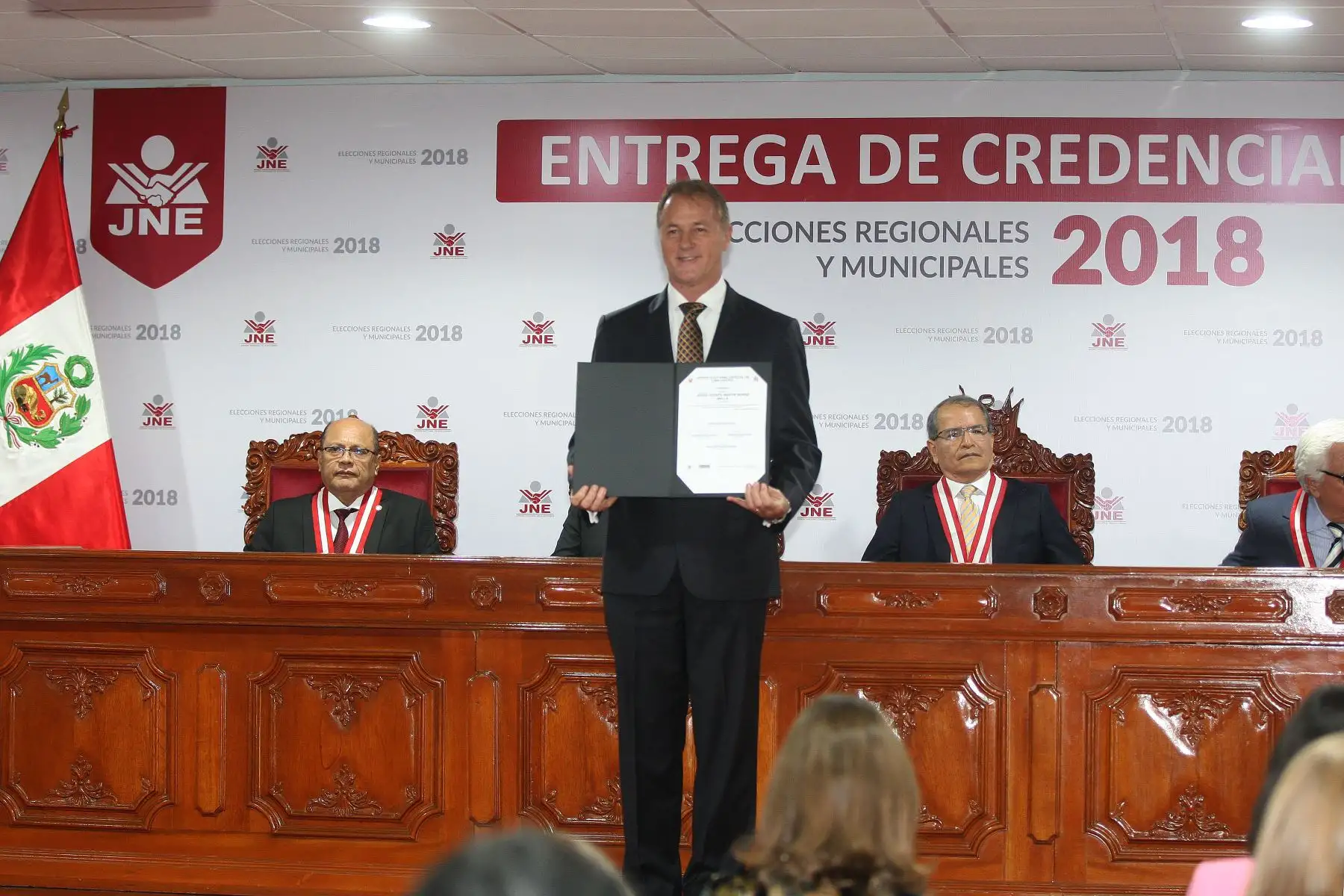 Jurado Nacional de Elecciones  hace entrega de credenciales  al alcalde electo de Lima Metropolitana, Jorge Muñoz Wells.Foto: ANDINA/Héctor Vinces.