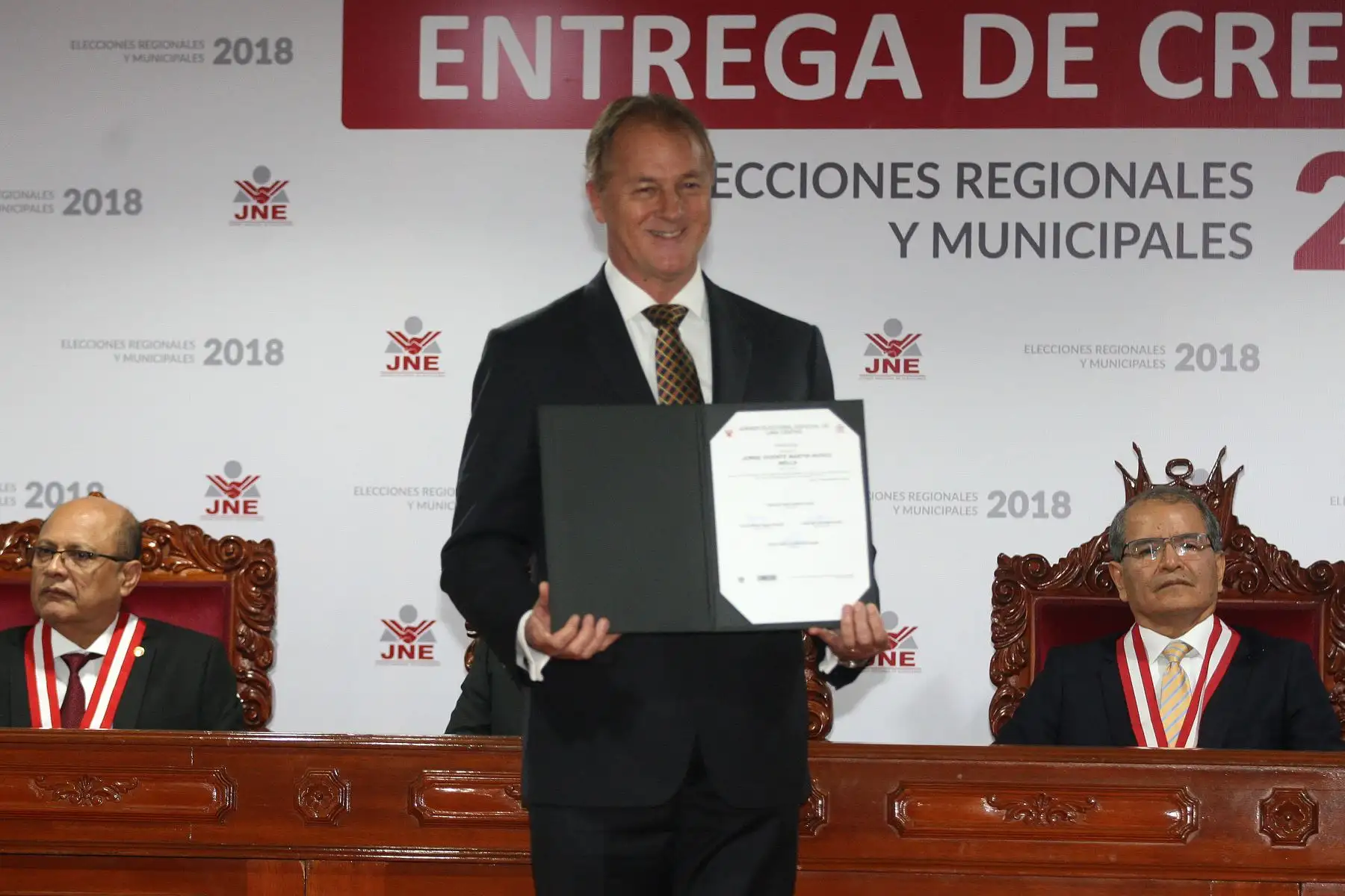 Jurado Nacional de Elecciones  hace entrega de credenciales  al alcalde electo de Lima Metropolitana, Jorge Muñoz Wells.Foto: ANDINA/Héctor Vinces.