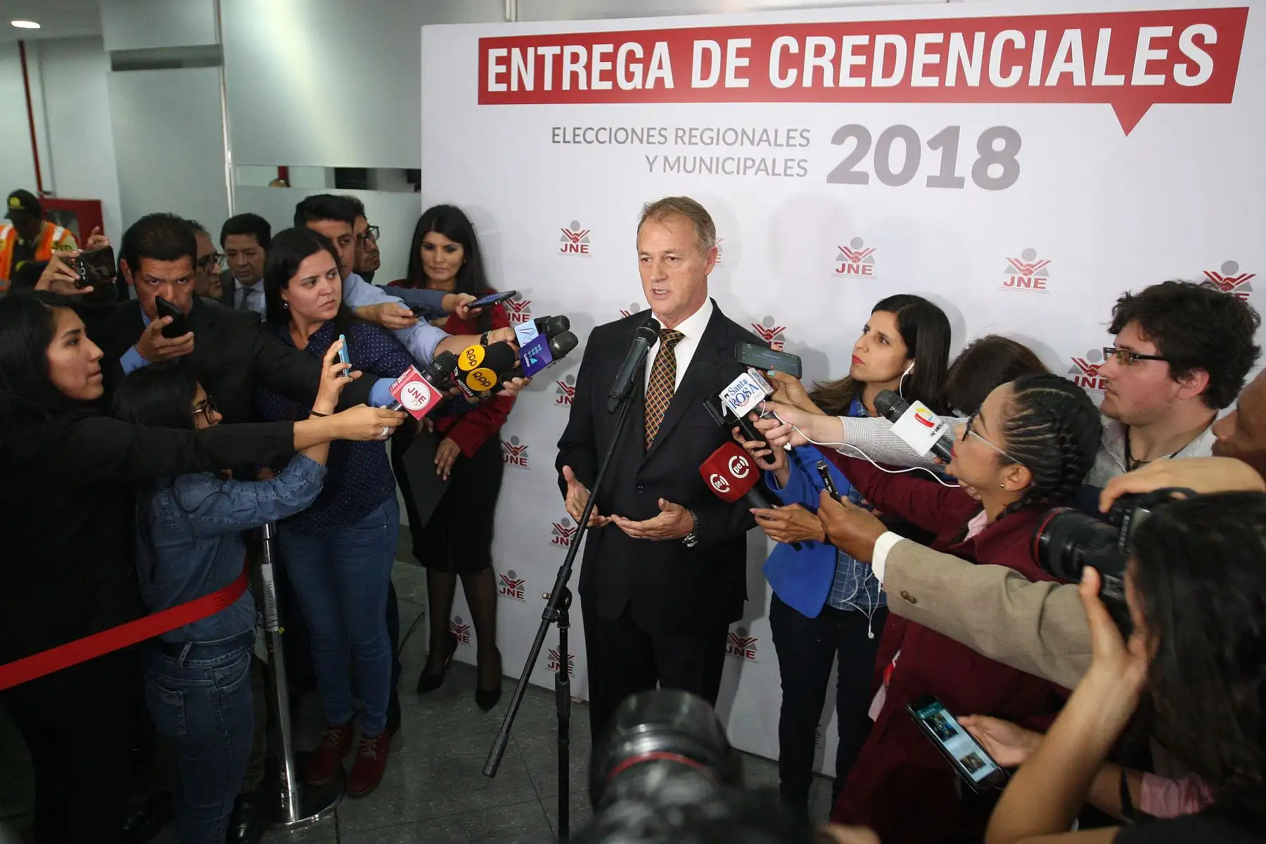Jurado Nacional de Elecciones  hace entrega de credenciales  al alcalde electo de Lima Metropolitana, Jorge Muñoz Wells.Foto: ANDINA/Héctor Vinces.