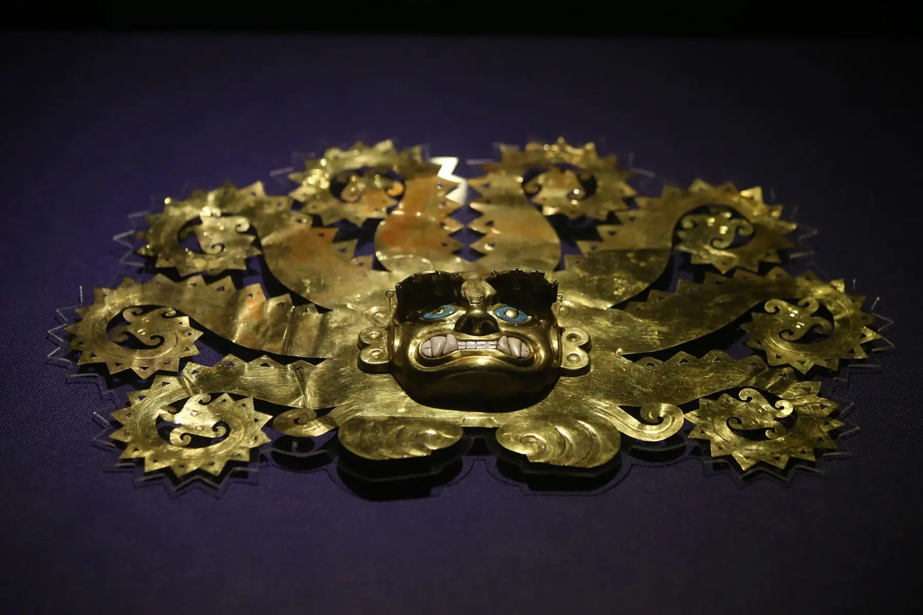Belleza antropomórfica Pieza Sicán recuperada, elaborada en base a láminas de oro y piedras semipreciosas. en la exposición "Metales Prehispánicos del Perú", nuestra herencia milenaria. Foto: ANDINA/Vidal Tarqui