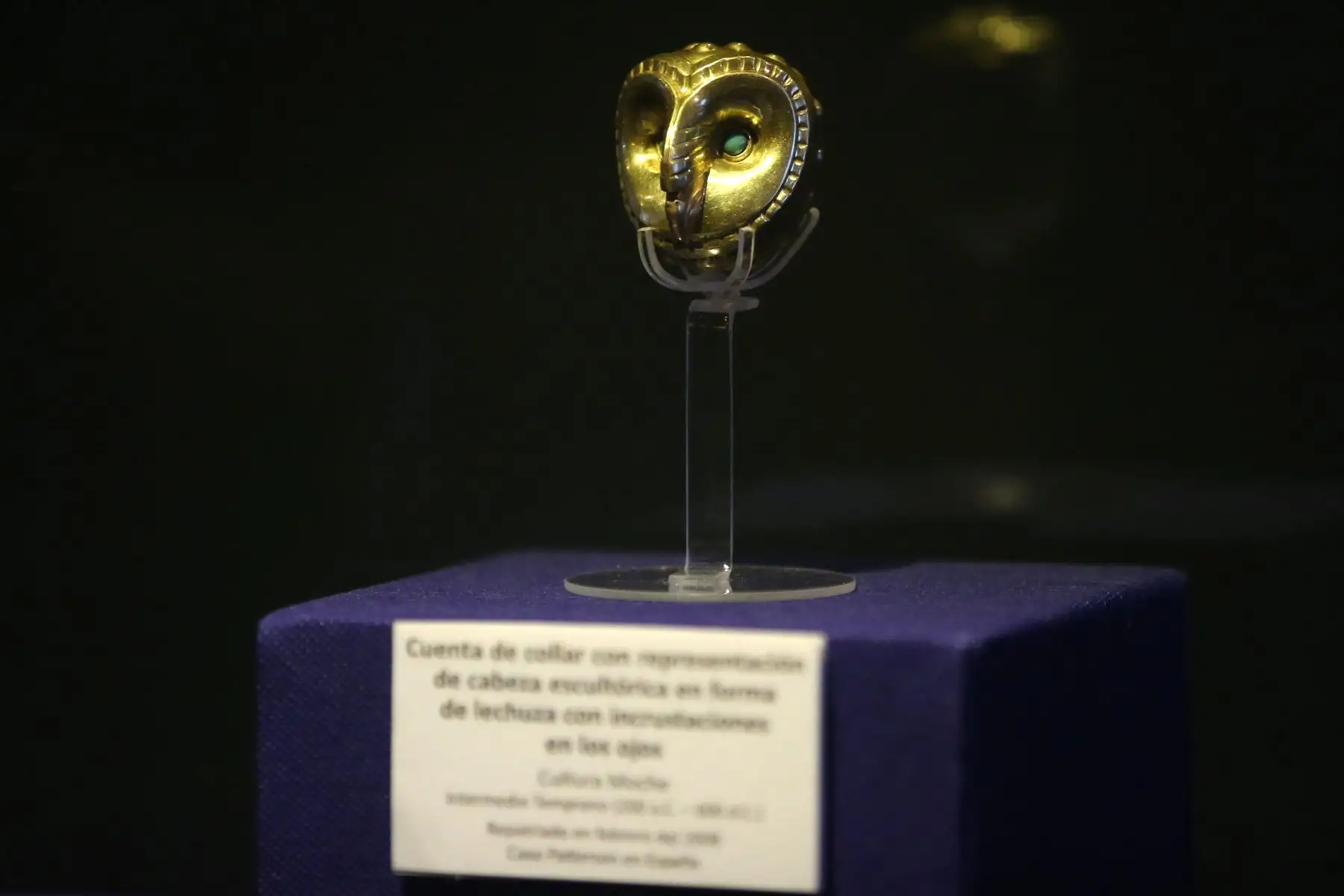 cuenta de collar con representación de cabeza escultórica en forma de lechuza con incrustaciones en los ojos de la cultura Moche, en la exposición de "Metales Prehispánicos del Perú, nuestra herencia milenaria. Foto: ANDINA/Vidal Tarqui