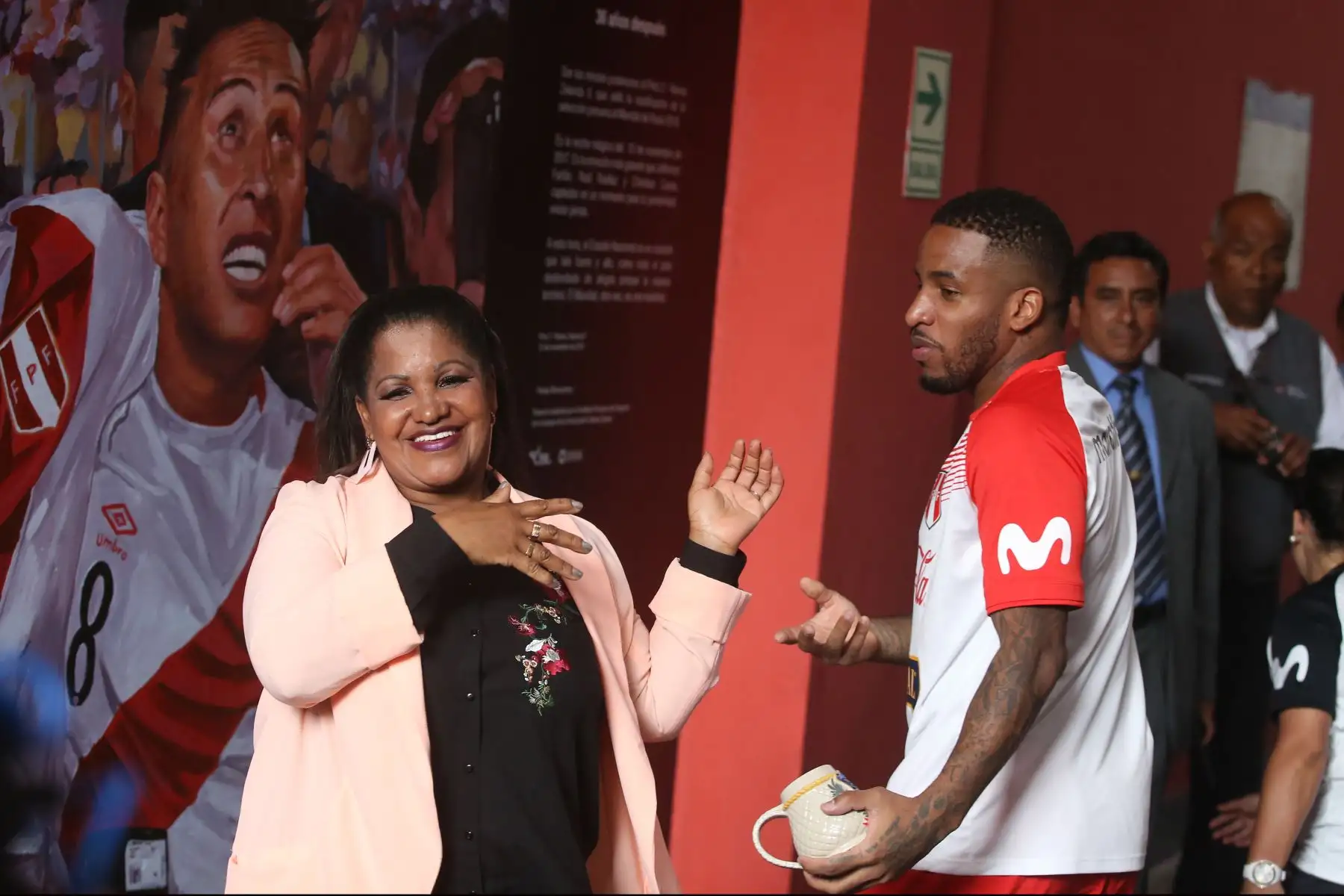 El delantero peruano, Jefferson Farfán, junto a su madre presentó el mural en homenaje a la clasificación al Mundial fue presentado en el Estadio Nacional. Foto: ANDINA/Vidal Tarqui