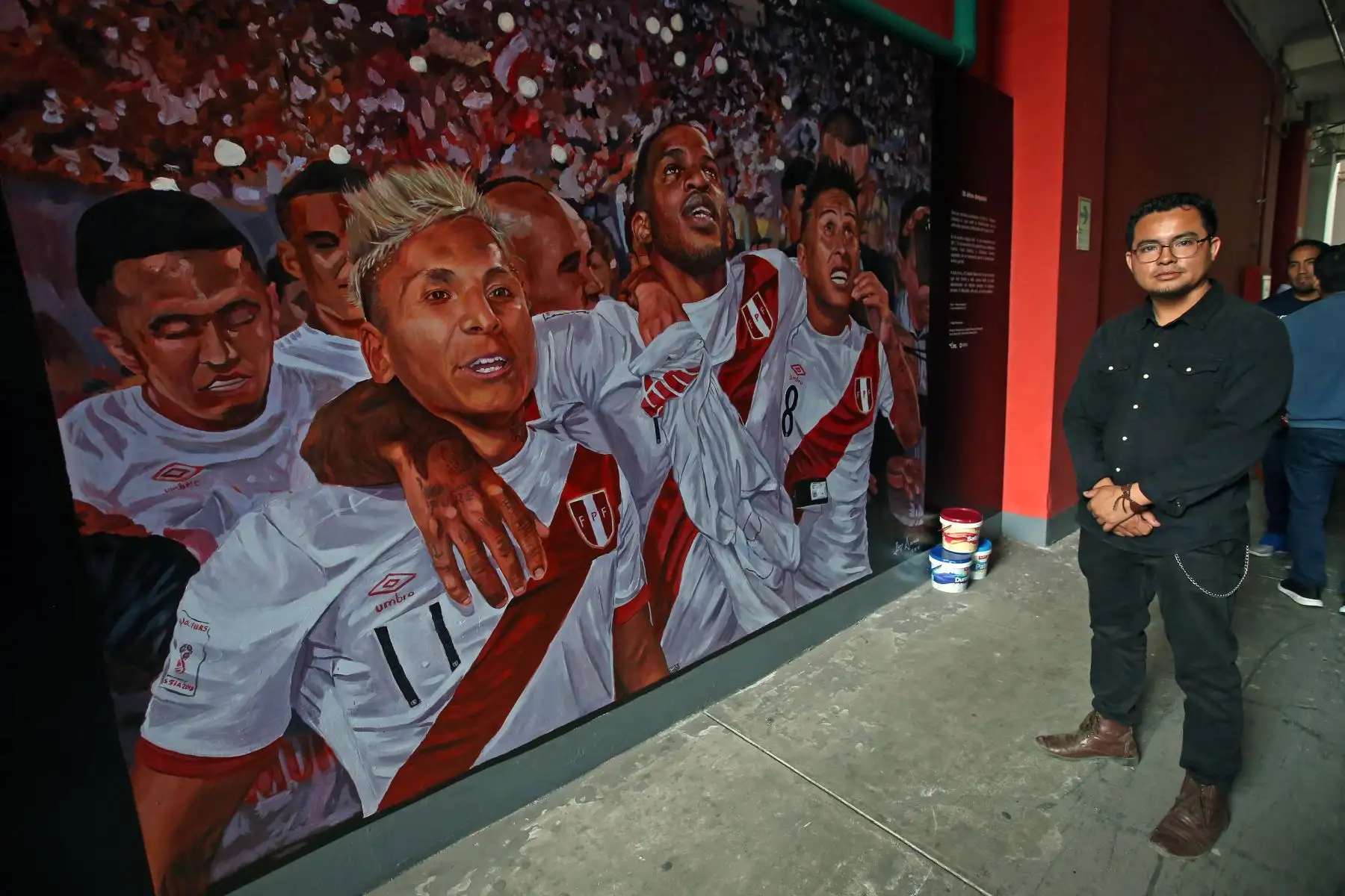 El Artista Jhonn Acevedo presenta el mural en homenaje a la clasificación al Mundial fue presentado en el Estadio Nacional. Foto: ANDINA/Vidal Tarqui