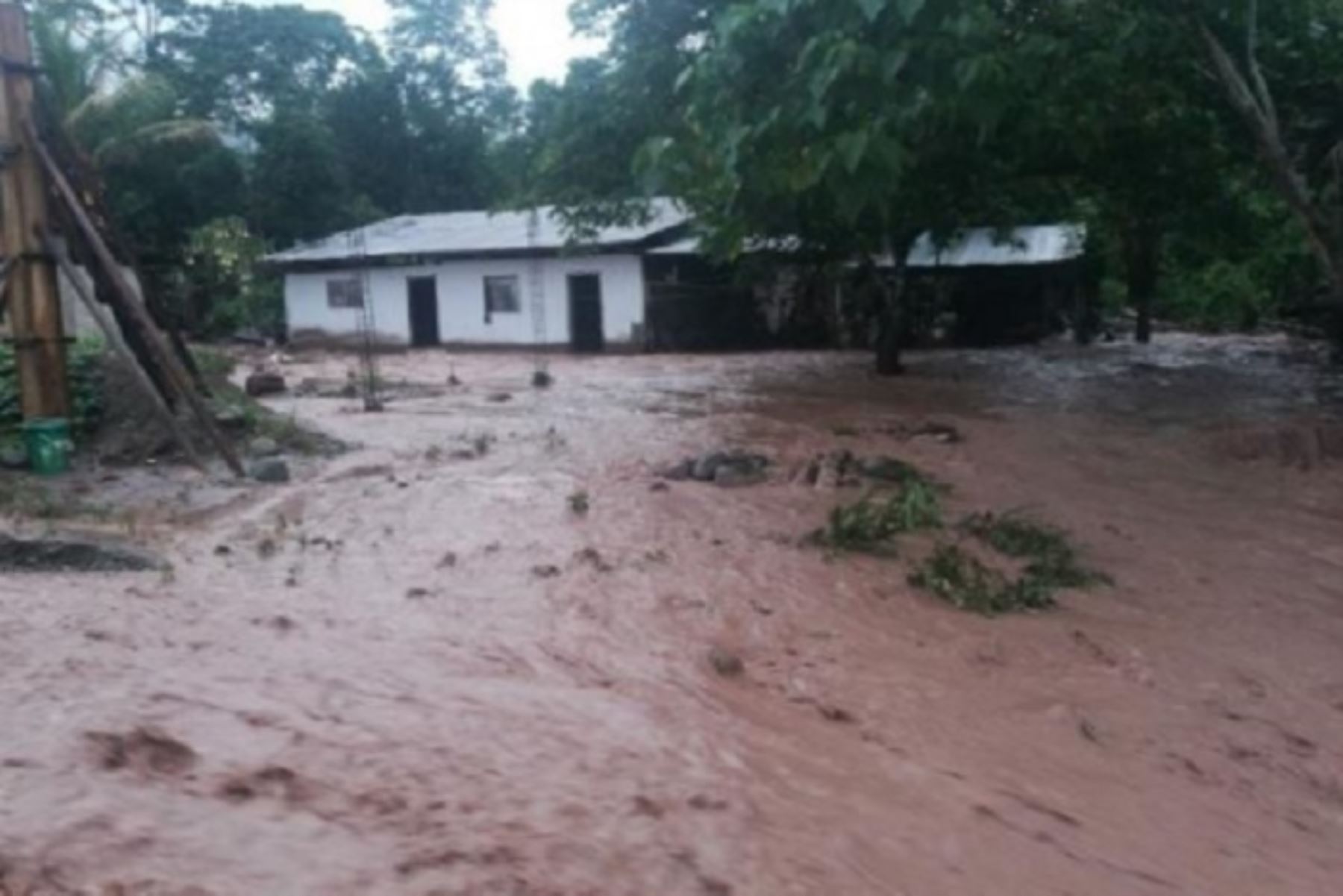 Desborde de río Pacora en San Martín inunda 20 viviendas