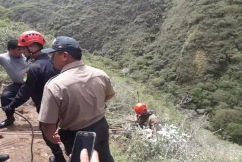 Vehículo que transportaba al equipo de sub-14 Amazonas Fútbol Club se habría despistado y precipitado a un abismo de unos 300 metros en la carretera Rodríguez de Mendoza-Chachapoyas, en la región Amazonas..