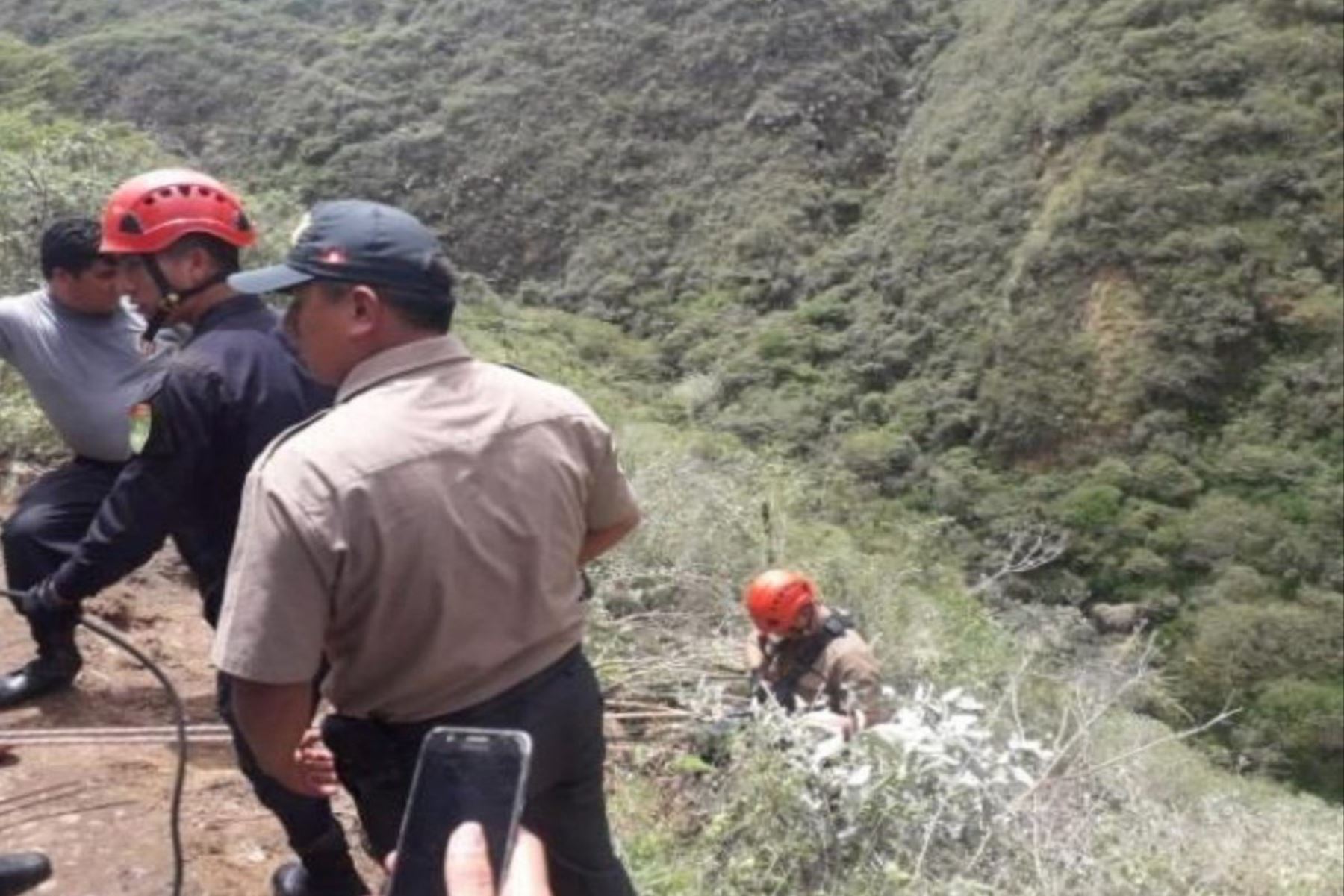 Vehículo que transportaba al equipo de sub-14 Amazonas Fútbol Club se habría despistado y precipitado a un abismo de unos 300 metros en la carretera Rodríguez de Mendoza-Chachapoyas, en la región Amazonas..