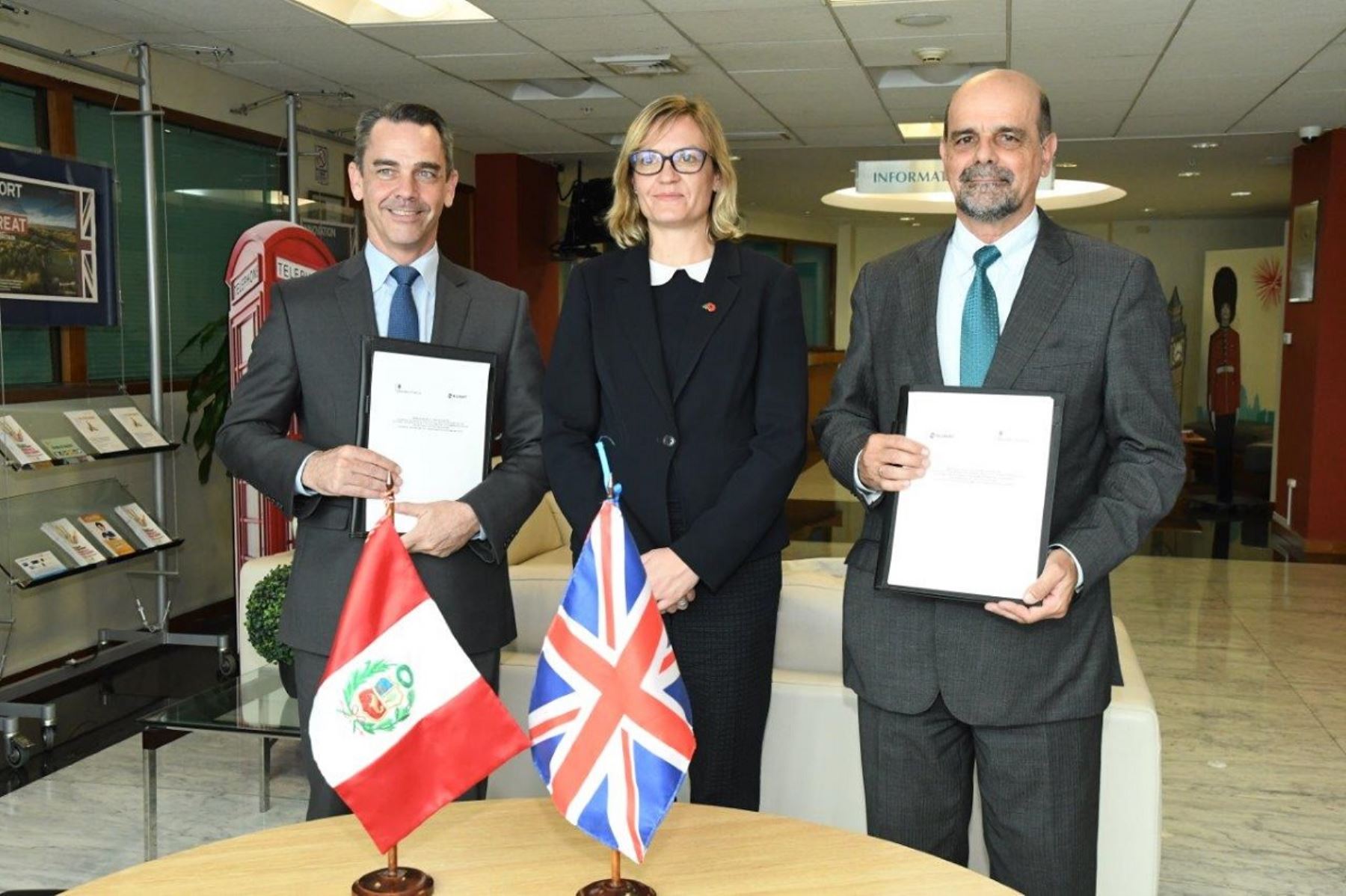 Firma del acuerdo de cooperación aduanera, en el centro la embajadora británica en el Perú, Kate Harrisson. Foto: Cortesía.