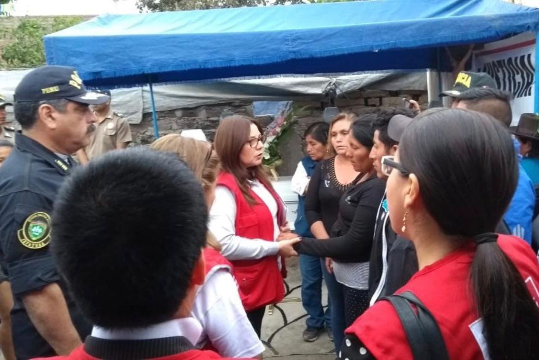 La ministra de la Mujer y Poblaciones Vulnerables, Ana María Mendieta, se reunió con familiares de niña víctima de feminicidio en Barranca.