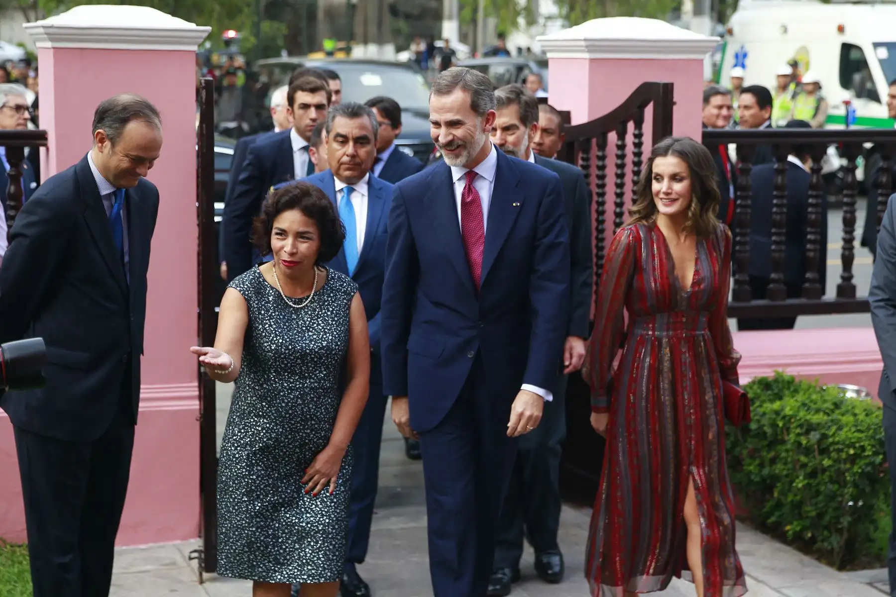 La ministra de Cultura, Patricia Balbuena, los reyes de España Felipe VI y doña Letizia, participan de la exposición de los lineamientos generales de la participación nacional en la feria de arte contemporáneo de Madrid Arco.
Foto: ANDINA/Eddy Ramos