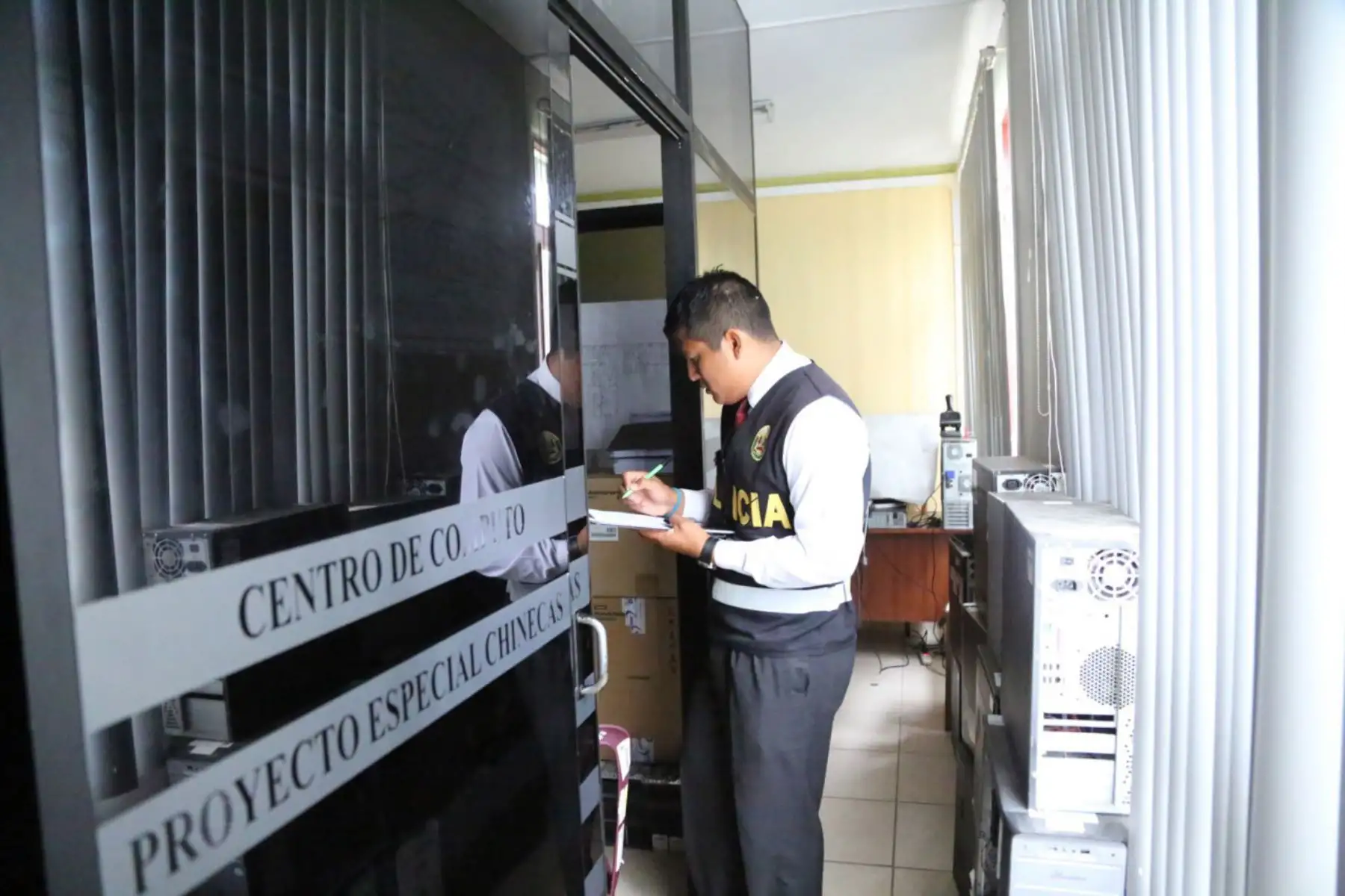 La Policía investiga asalto a la sede del Proyecto Especial Chinecas,ubicada en el distrito de Nuevo Chimbote, en la región Áncash.