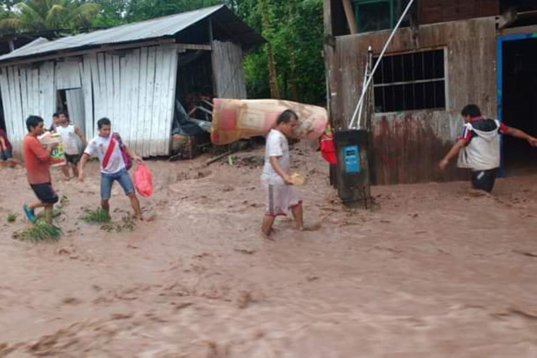 Desborde de quebrada Pacota afecta a 20 viviendas en San Martín.