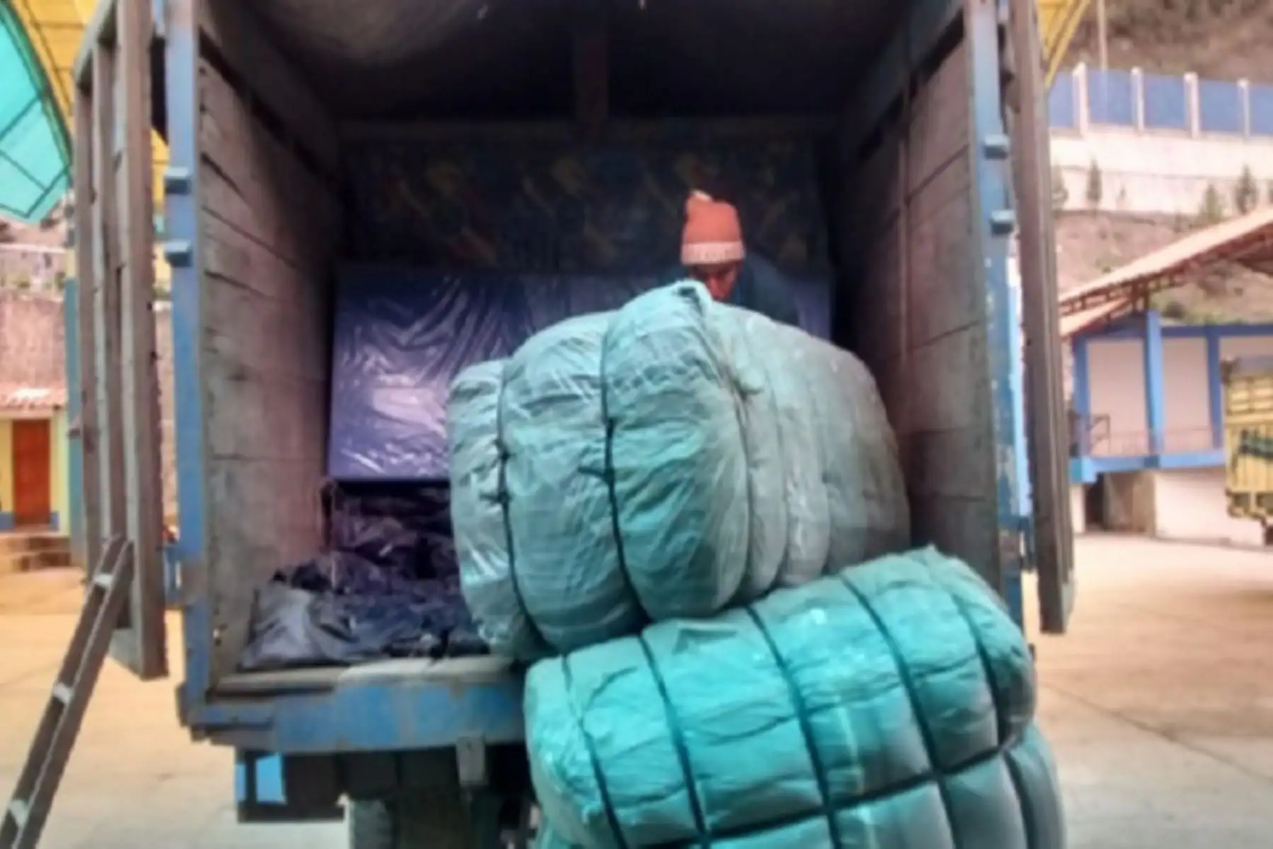 Damnificados y afectados por el huaico registrado el fin de semana en el distrito de Challabamba, provincia de Paucartambo, en la región Cusco, recibieron carpas, camas, colchones, frazadas, entre otros bienes para superar la emergencia.