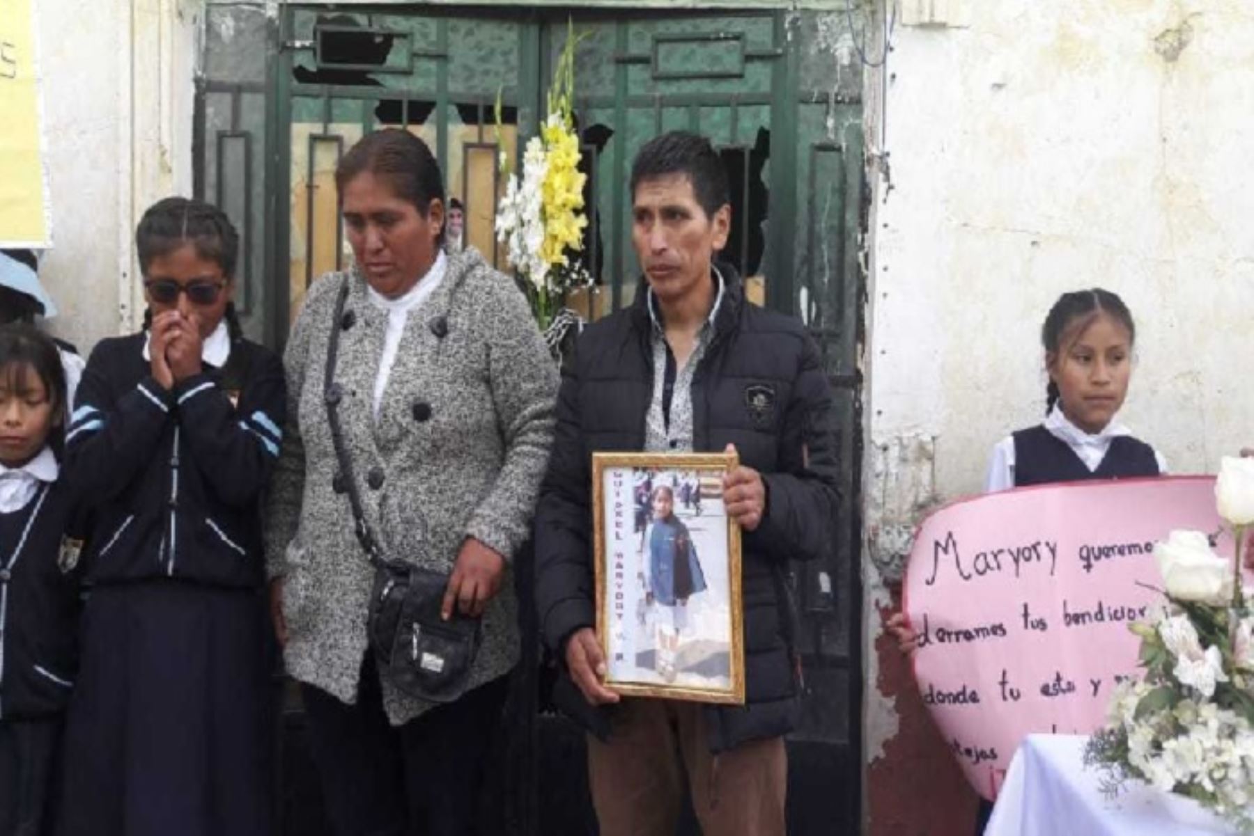 A más de un año del terrible asesinato de la pequeña Guisell de 8 años de edad a manos de un pseudo pastor evangélico, en Huancayo, región Junín, familiares, compañeros de escuela y policías regresaron al lugar donde ocurrió el execrable hecho.