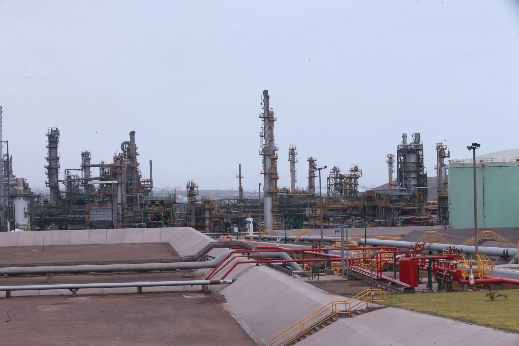 El Rey de España, Felipe VI; y el presidente de la República, Martín Vizcarra Cornejo, visitan  la refinería La Pampilla, ubicada en el distrito de Ventanilla .Foto: ANDINA/Norman Córdova