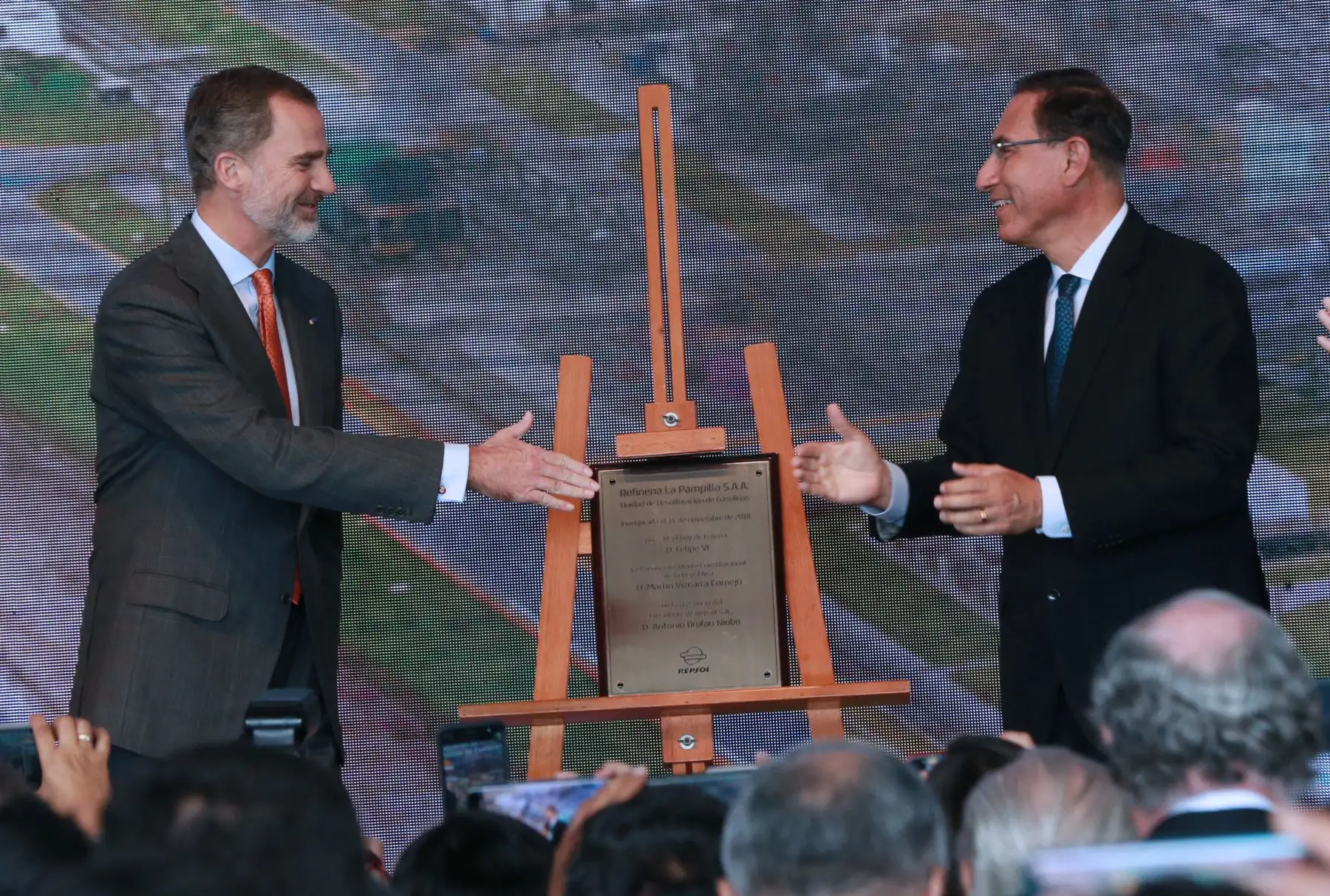 El Rey de España, Felipe VI; y el presidente de la República, Martín Vizcarra Cornejo, visitan  la refinería La Pampilla, ubicada en el distrito de Ventanilla .Foto: ANDINA/Norman Córdova