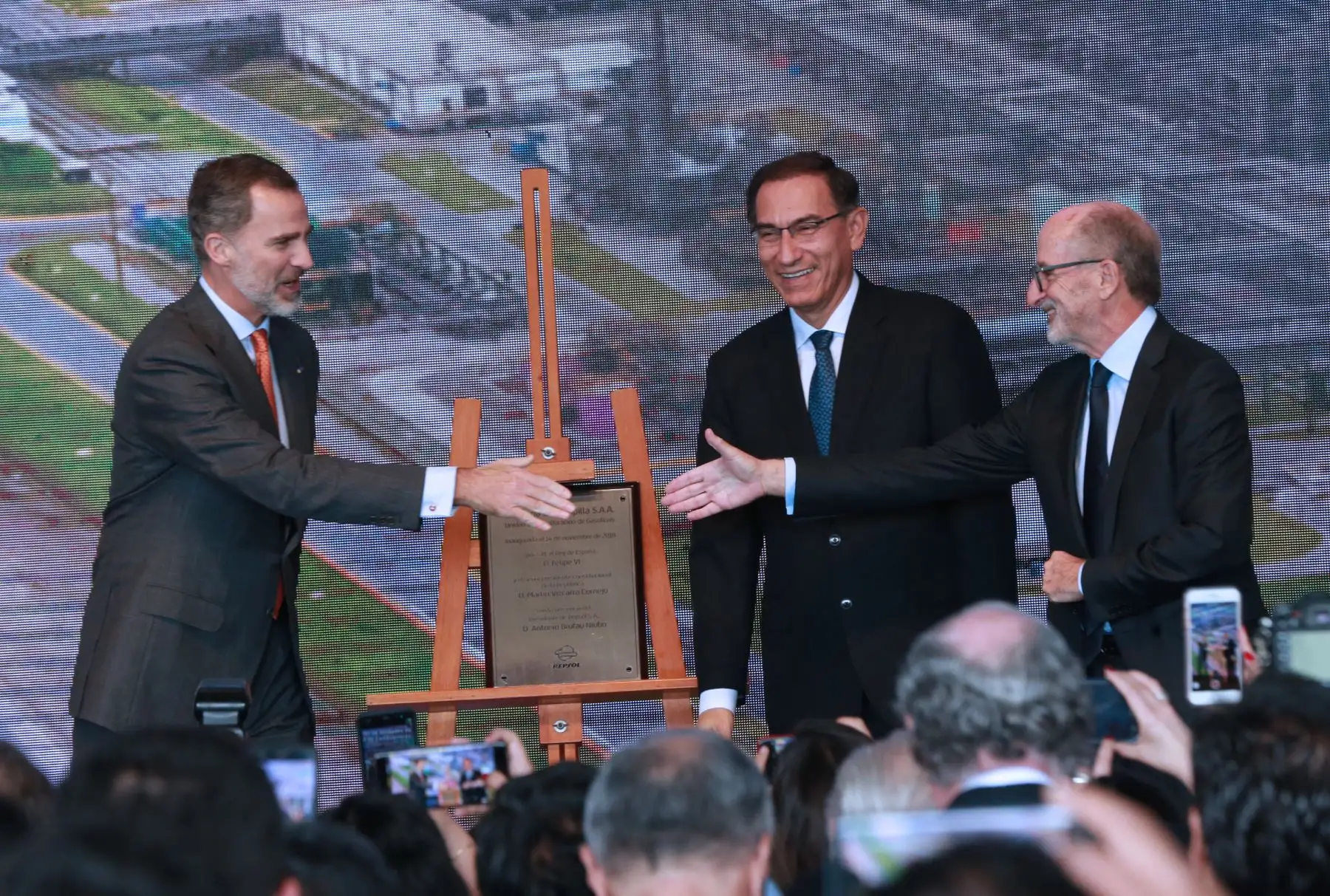 El Rey de España, Felipe VI; y el presidente de la República, Martín Vizcarra Cornejo, visitan  la refinería La Pampilla, ubicada en el distrito de Ventanilla .Foto: ANDINA/Norman Córdova