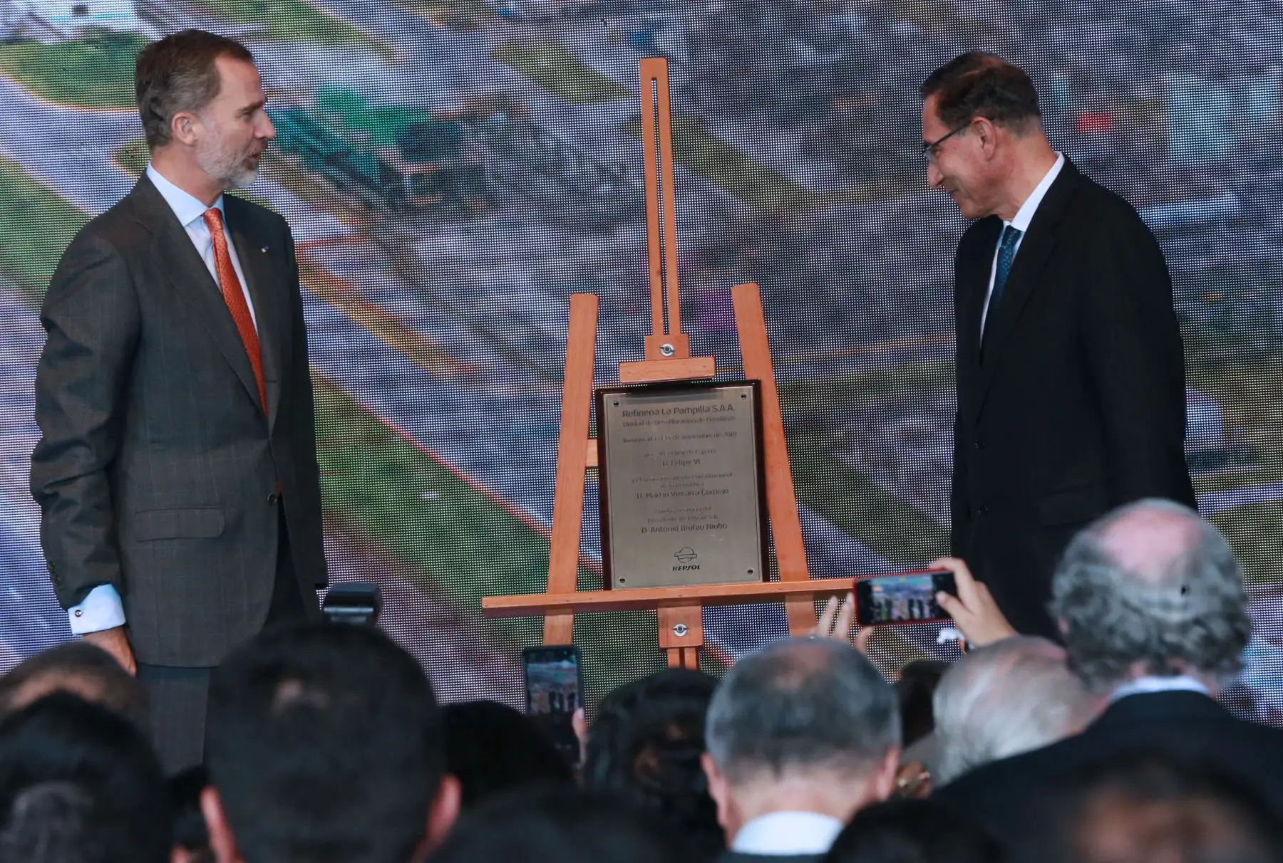 El Rey de España, Felipe VI; y el presidente de la República, Martín Vizcarra Cornejo, visitan  la refinería La Pampilla, ubicada en el distrito de Ventanilla .Foto: ANDINA/Norman Córdova