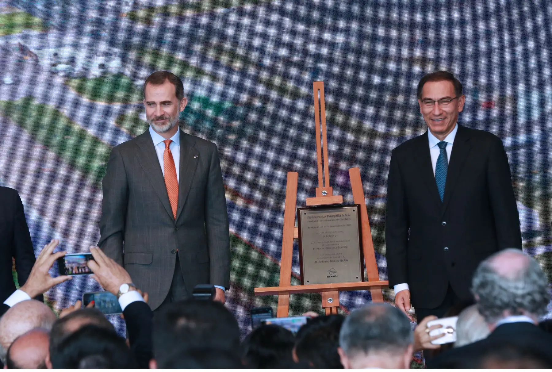 El Rey de España, Felipe VI; y el presidente de la República, Martín Vizcarra Cornejo, visitan  la refinería La Pampilla, ubicada en el distrito de Ventanilla .Foto: ANDINA/Norman Córdova