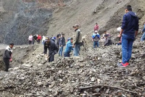 Carretera que conduce al Parque Nacional del Manu está bloqueada en cuatro tramos por deslizamientos de piedras y lodo.