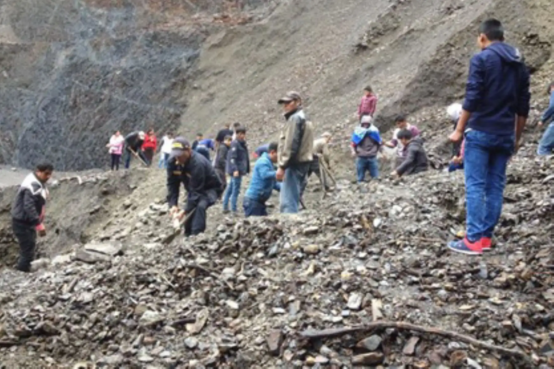 Carretera que conduce al Parque Nacional del Manu está bloqueada en cuatro tramos por deslizamientos de piedras y lodo.