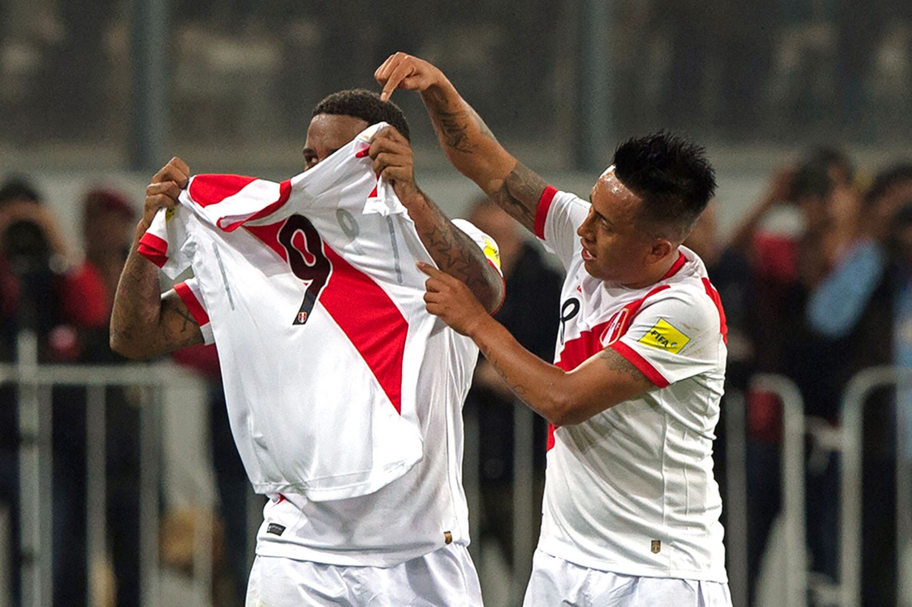 Christian Cueva y Jefferson Farfán muestran una camiseta número nueve en apoyo a su compañero Paolo Guerrero. Perú venció 2-0 a Nueva Zelanda en Lima y clasificó al Mundial Rusia 2018. Foto: AFP