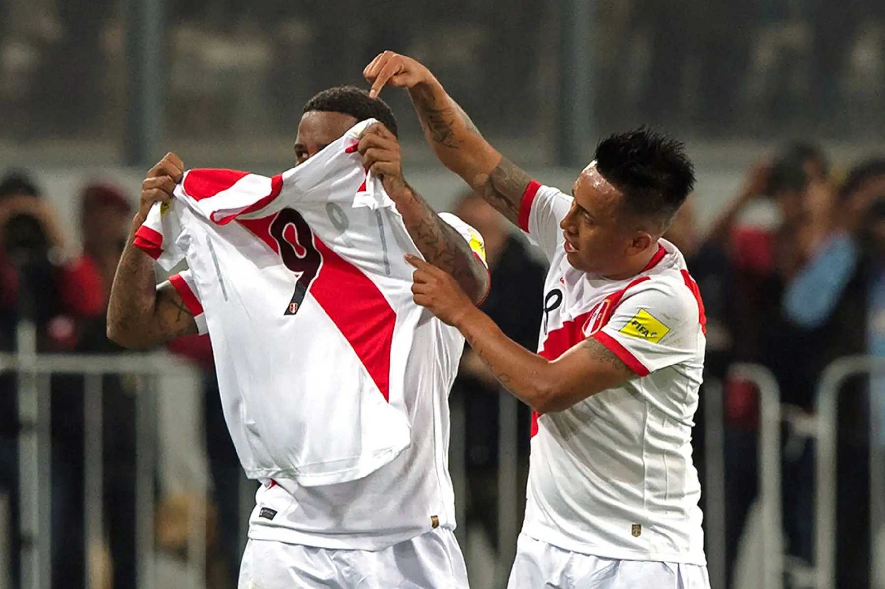 Christian Cueva y Jefferson Farfán muestran una camiseta número nueve en apoyo a su compañero Paolo Guerrero. Perú venció 2-0 a Nueva Zelanda en Lima y clasificó al Mundial Rusia 2018. Foto: AFP
