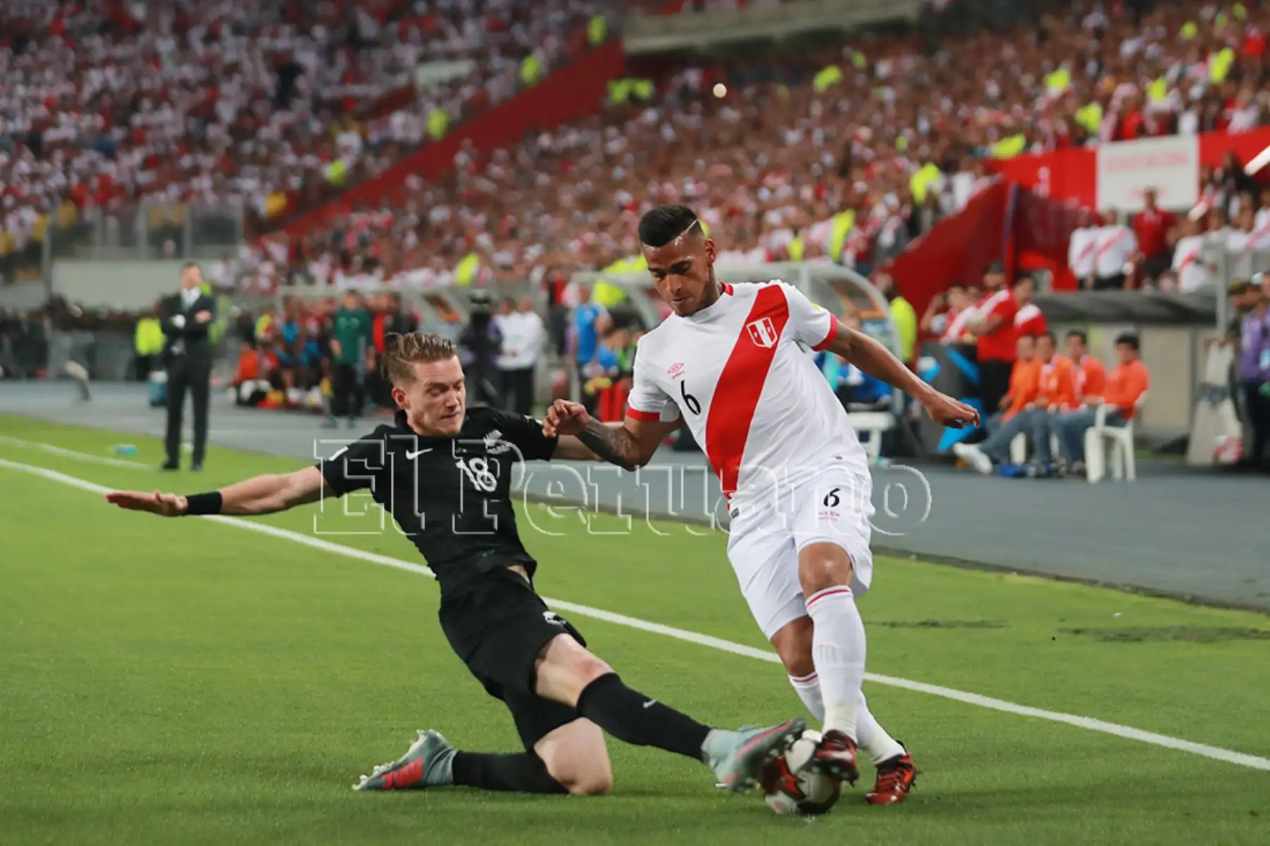 Lima - 15 noviembre 2017 / La selección peruana de fútbol venció 2-0 a Nueva Zelanda en el Estadio Nacional y clasificó al Mundial Rusia 2018. En La imagen Miguel Trauco intenta superar la marca rival. Foto: Diario Oficial EL PERUANO / Carlos Lezama