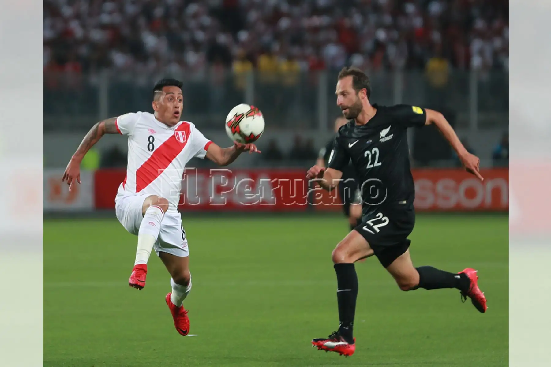 Lima - 15 noviembre 2017 / Christian Cueva intenta superar a su marcador en partido donde la selección peruana de fútbol venció 2-0 a Nueva Zelanda en el Estadio Nacional y clasificó al Mundial Rusia 2018. Foto: Diario Oficial EL PERUANO / Carlos Lezama