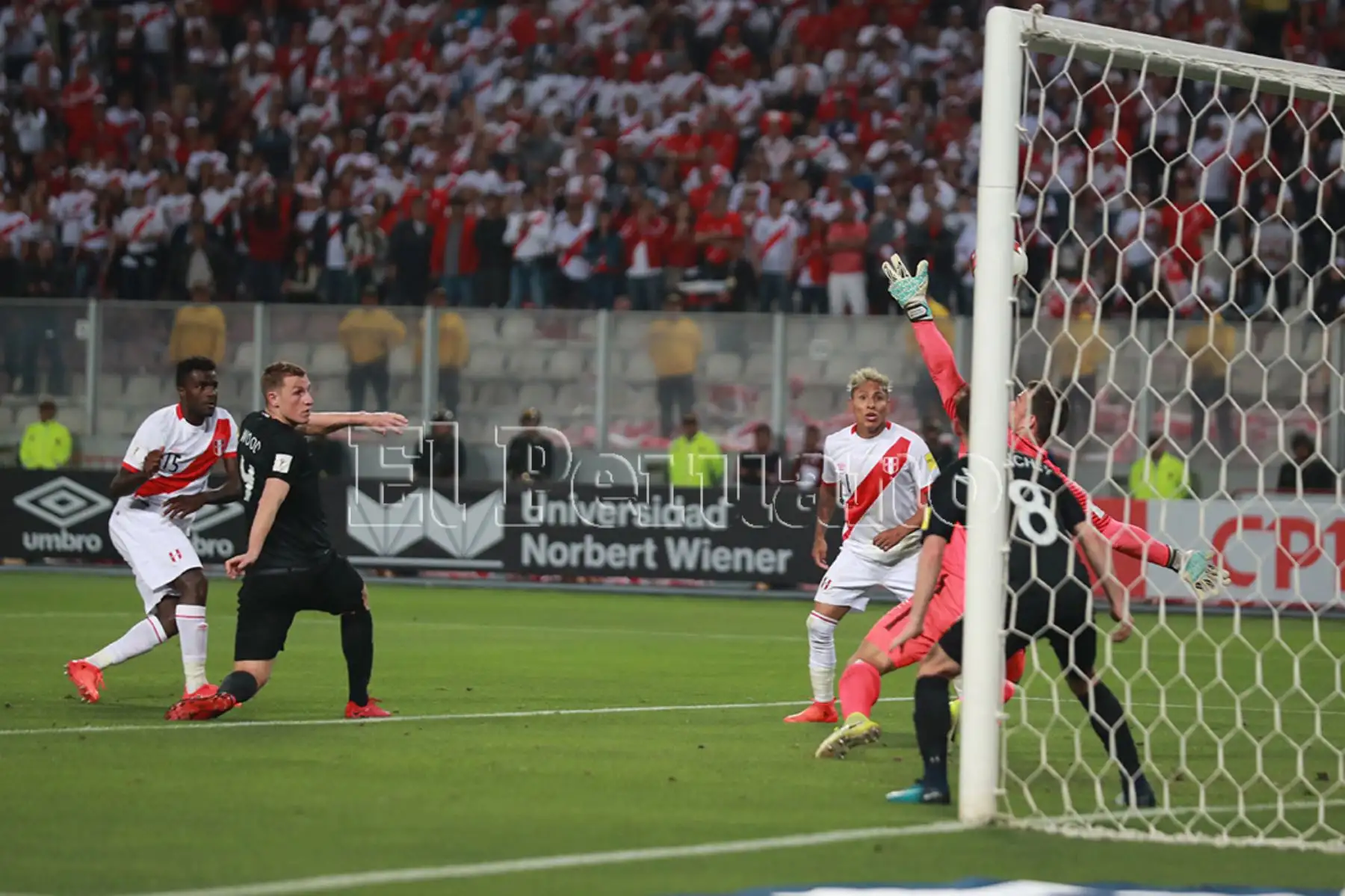 Lima - 15 noviembre 2017 / Christian Ramos anota el segundo gol en la victoria de Perú 2-0 sobre Nueva Zelanda en el Estadio Nacional. La selección peruana clasificó al Mundial Rusia 2018. Foto: Diario Oficial EL PERUANO / Carlos Lezama