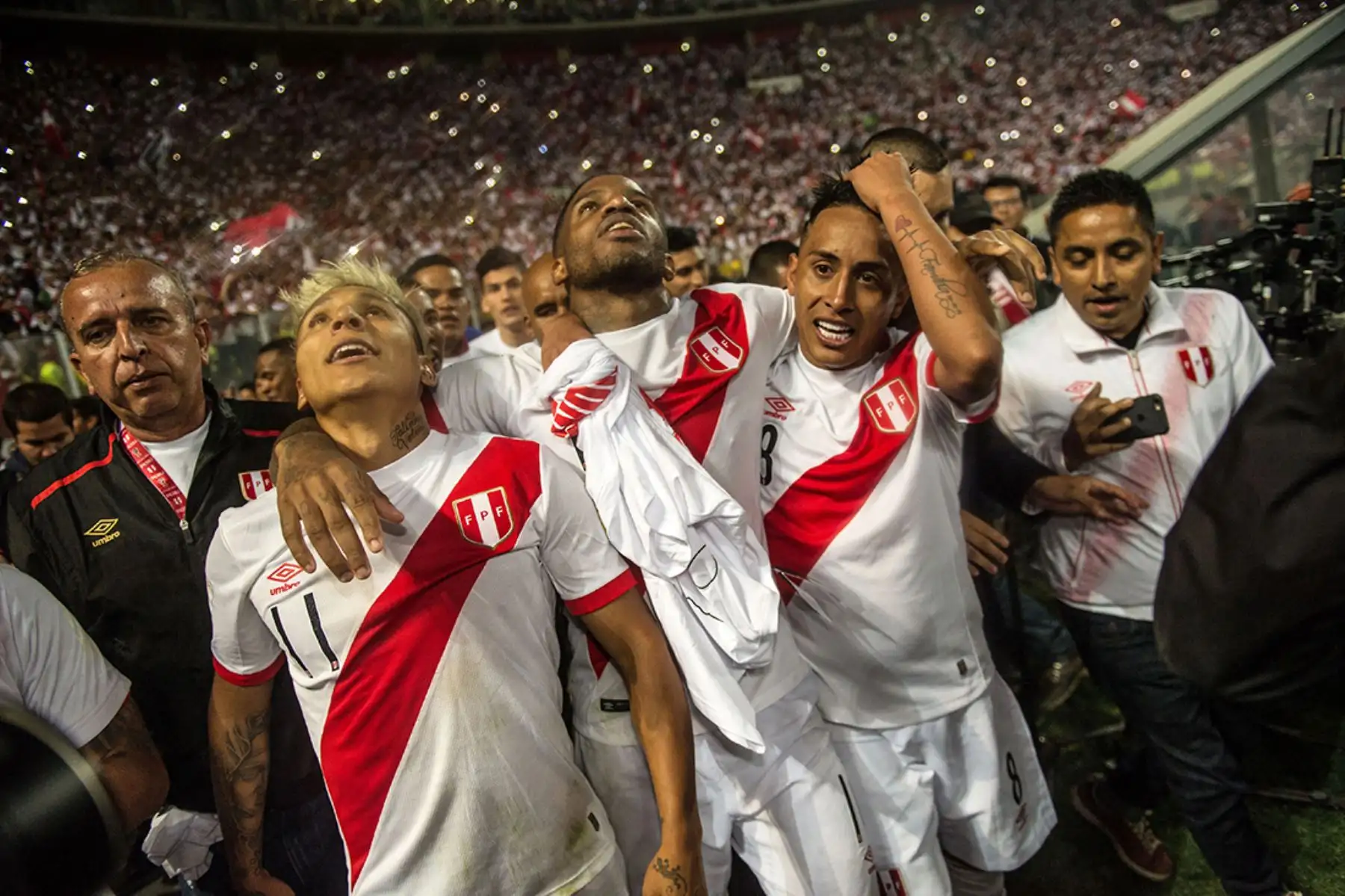 Raúl Ruidíaz, Jefferson Farfán y Christian Cueva celebran después de la victoria sobre Nueva Zelanda por 2-0 y clasificar al Mundial Rusia 2018, el 15 de noviembre de 2017. Foto: AFP