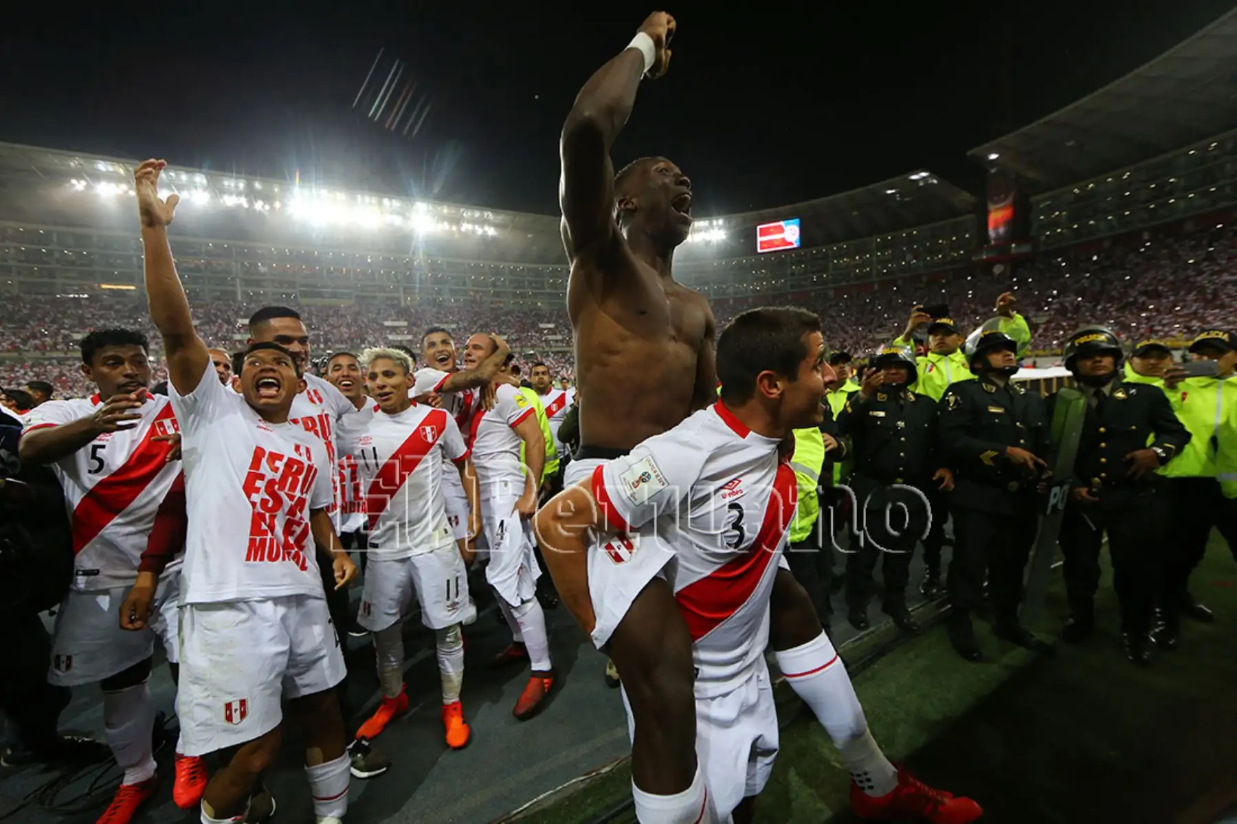 Lima - 15 noviembre 2017 / Aldo Corzo, Luis Advíncula, Edison Flores y Raúl Ruidíaz celebran la clasificación de Perú al Mundial Rusia 2018 al vencer por 2-0 a Nueva Zelanda en el Estadio Nacional. Foto: Diario Oficial EL PERUANO / Luis Iparraguirre