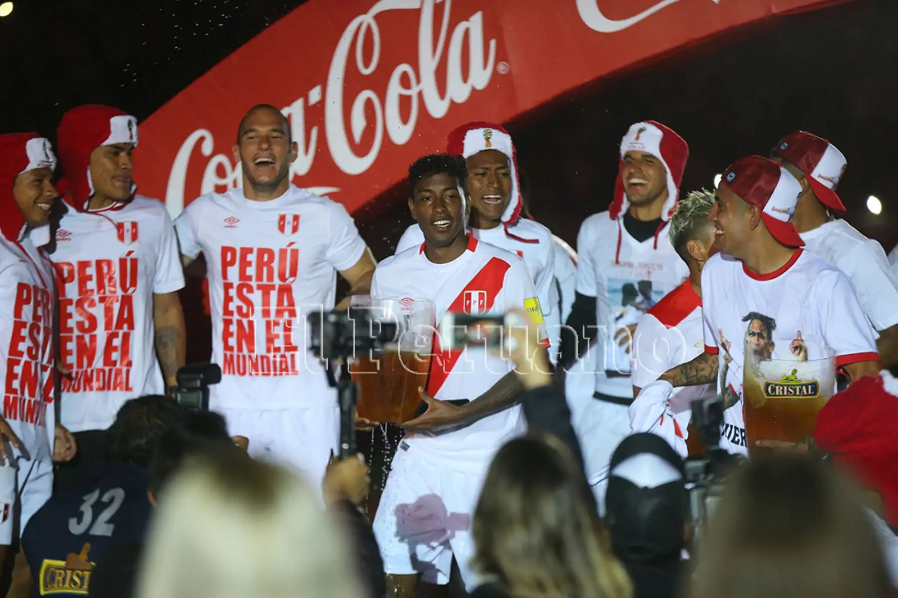 Lima - 15 noviembre 2017 / Los jugadores de la selección peruana de fútbol celebran la clasificación al Mundial Rusia 2018 tras vencer por 2-0 a Nueva Zelanda en el Estadio Nacional. Foto: Diario Oficial EL PERUANO / Luis Iparraguirre