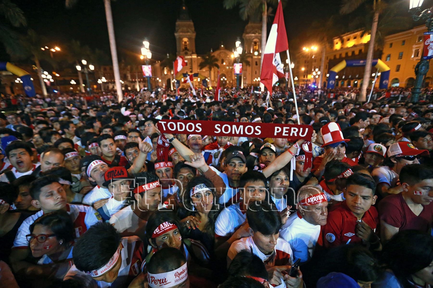 Lima - 15 noviembre 2017 / Miles de hinchas peruanos celebran en la Plaza de Armas de Lima  la clasificación de Perú al Mundial de Rusia 2018. Foto: Diario Oficial EL PERUANO / Vidal Tarqui