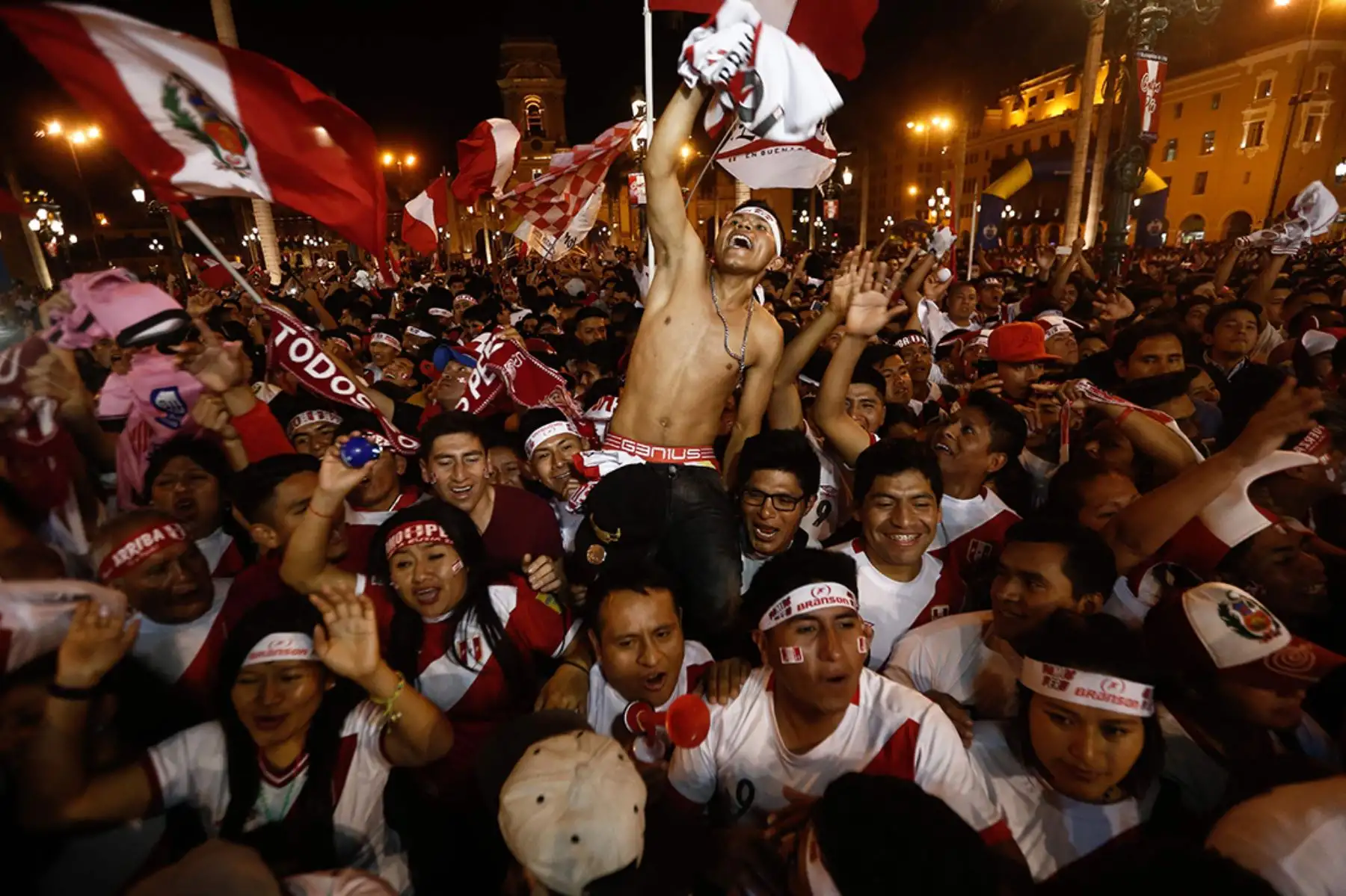 Hinchas peruanos celebran en la Plaza de Armas de Lima uno de los goles de su selección a Nueva Zelanda durante el partido de clasificación al Mundial Rusia 2018, el 15 de noviembre de 2017. Foto: AFP