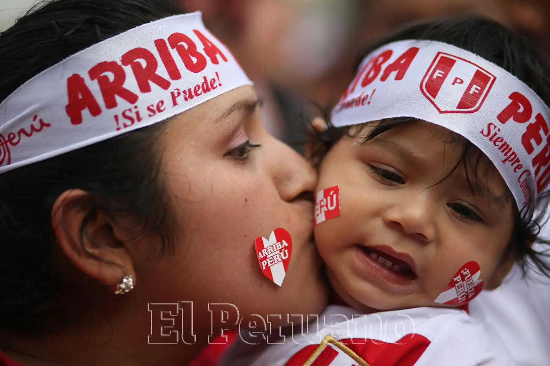 Lima - 10 octubre 2017 /  Hinchas esperan con expectativa el inicio del encuentro entre Perú y  Colombia para la clasificación al Mundial Rusia 2018 en la Plaza de Armas. Foto: Diario Oficial EL PERUANO / Oscar Farje