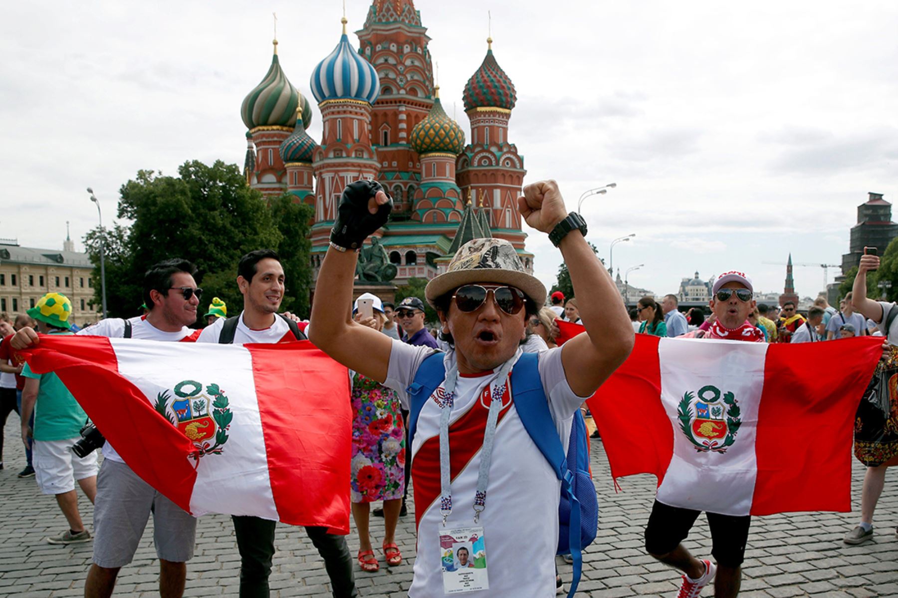 Moscú, Rusia, 21/06/2018.- Aficionados peruanos se dan cita en la Plaza Roja de Moscú, horas antes del partido del Grupo C del Mundial de Rusia 2018 entre Francia y Perú en el estadio Ekaterimburgo Arena. Foto: EFE
