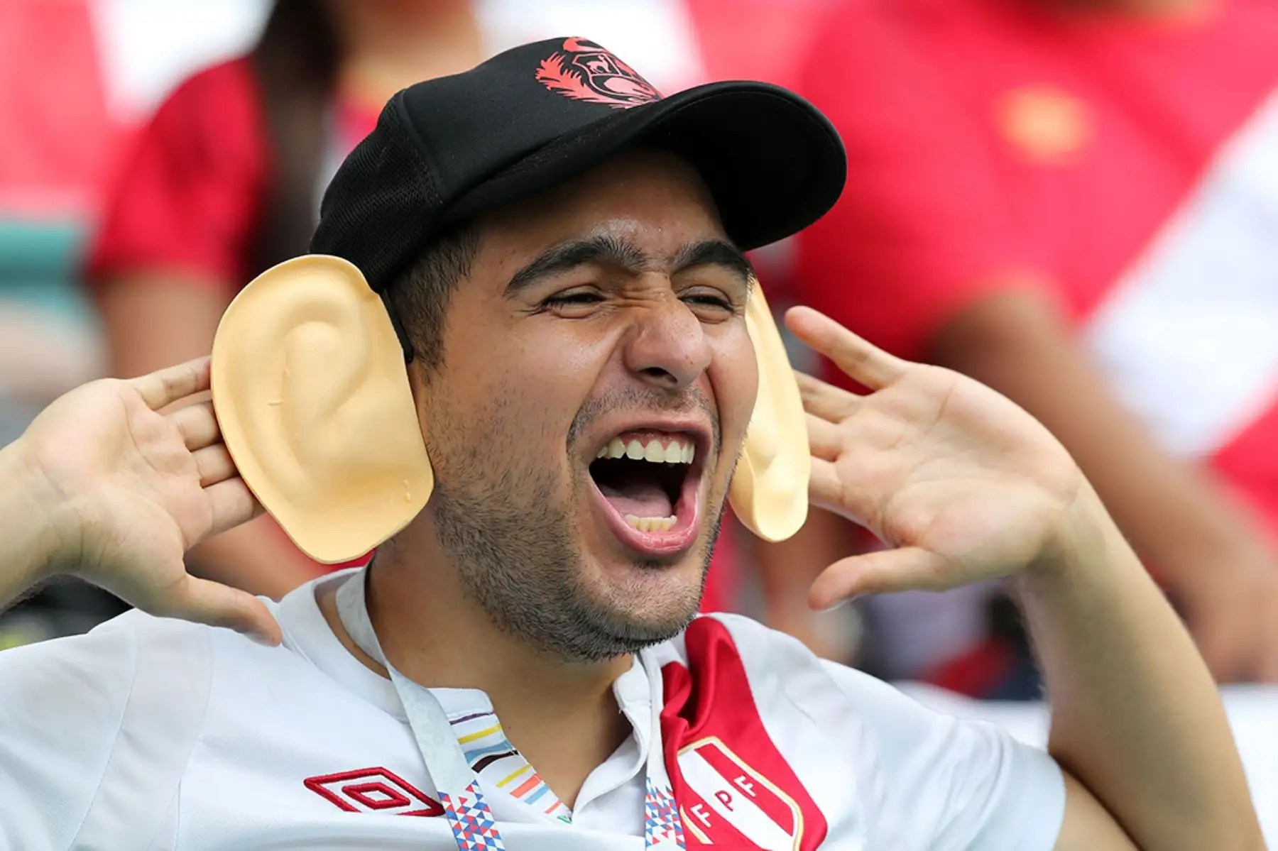 Sochi,  Rusia, 26/06 /2018.- Un hincha peruano alienta en el partido entre Australia y Perú en Sochi por el Grupo C del Mundial Rusia 2018. Foto: EFE / EPA