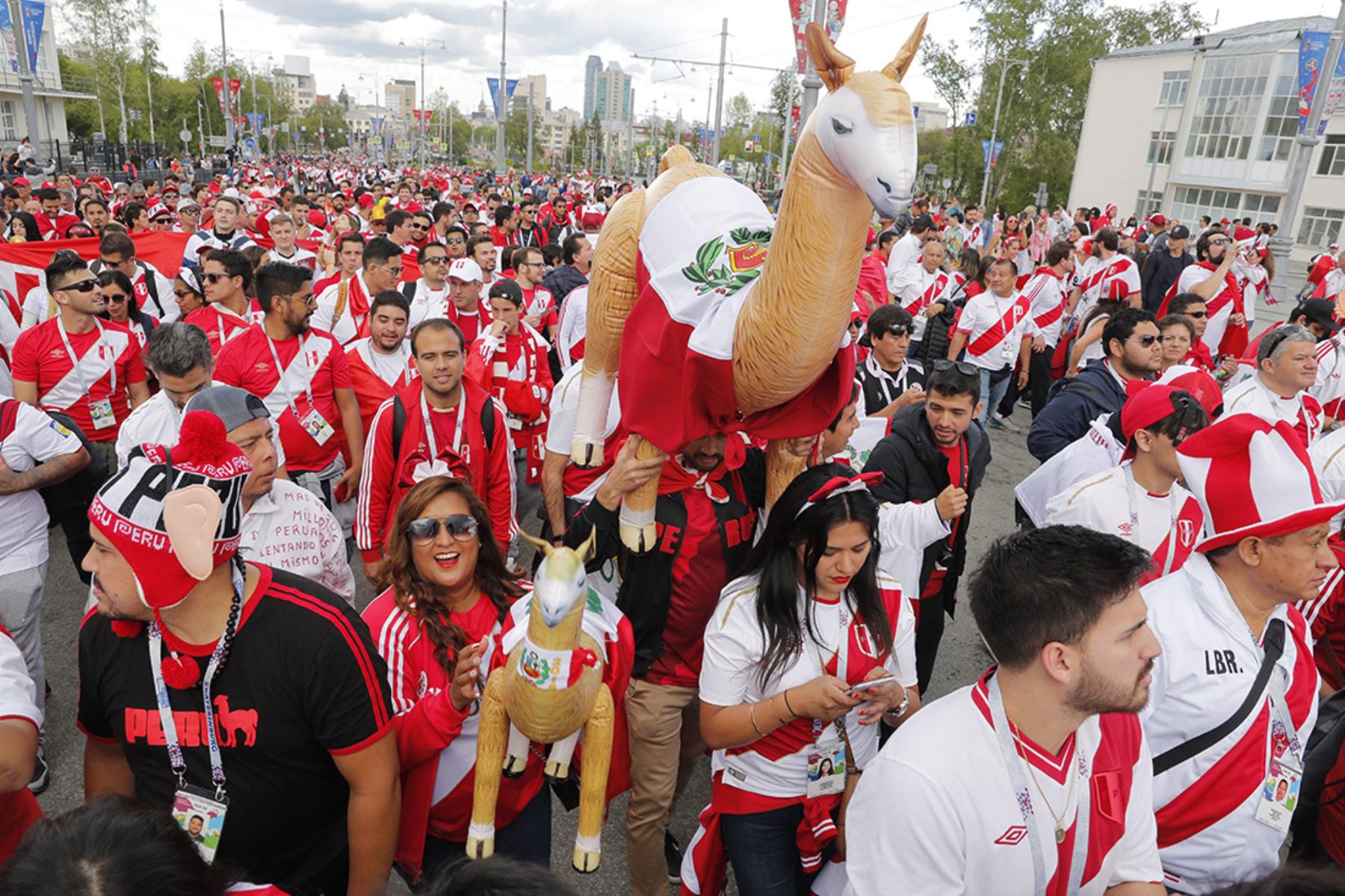 Ekaterimburgo, Rusia, 21/06/2018.- Aficionados peruanos en caminata y alentando a su selección horas antes del partido del Grupo C del Mundial de Rusia 2018 entre Francia y Perú en el estadio Ekaterimburgo Arena. Foto: EFE