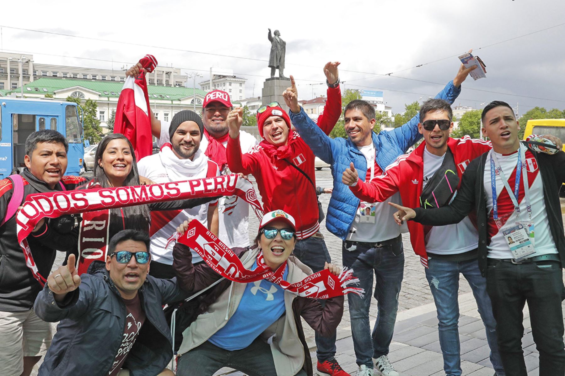 Ekaterimburgo, Rusia, 21/06/2018.- Aficionados peruanos animan a su selección horas antes del partido del Grupo C del Mundial de Rusia 2018 entre Francia y Perú en el estadio Ekaterinburgo Arena. Foto: EFE