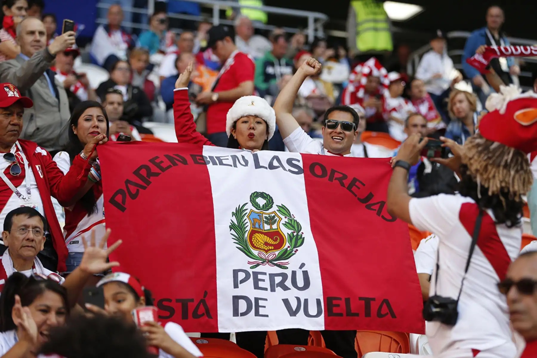 Saransk, Rusia, 16/06 /2018.- Hinchas peruanos antes del partido del Grupo C  entre Perú y Dinamarca en Saransk,  el 16 de junio de 2018. Foto: EFE / EPA