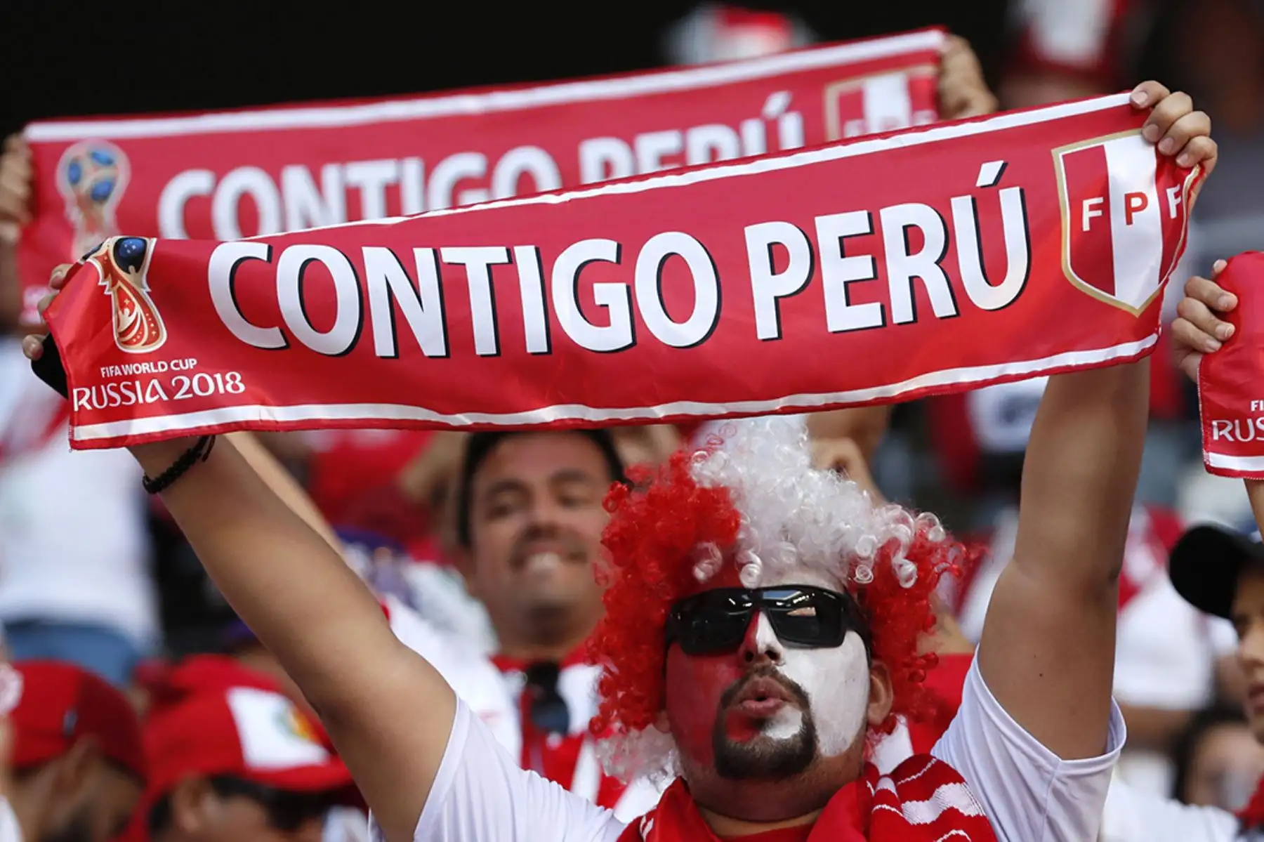 Saransk, Rusia, 16/06 / 2018.- Hinchas peruanos celebran antes del partido de fútbol de la ronda preliminar del Mundial Rusia 2018 entre Perú y Dinamarca en Saransk, Foto: EFE / EPA
